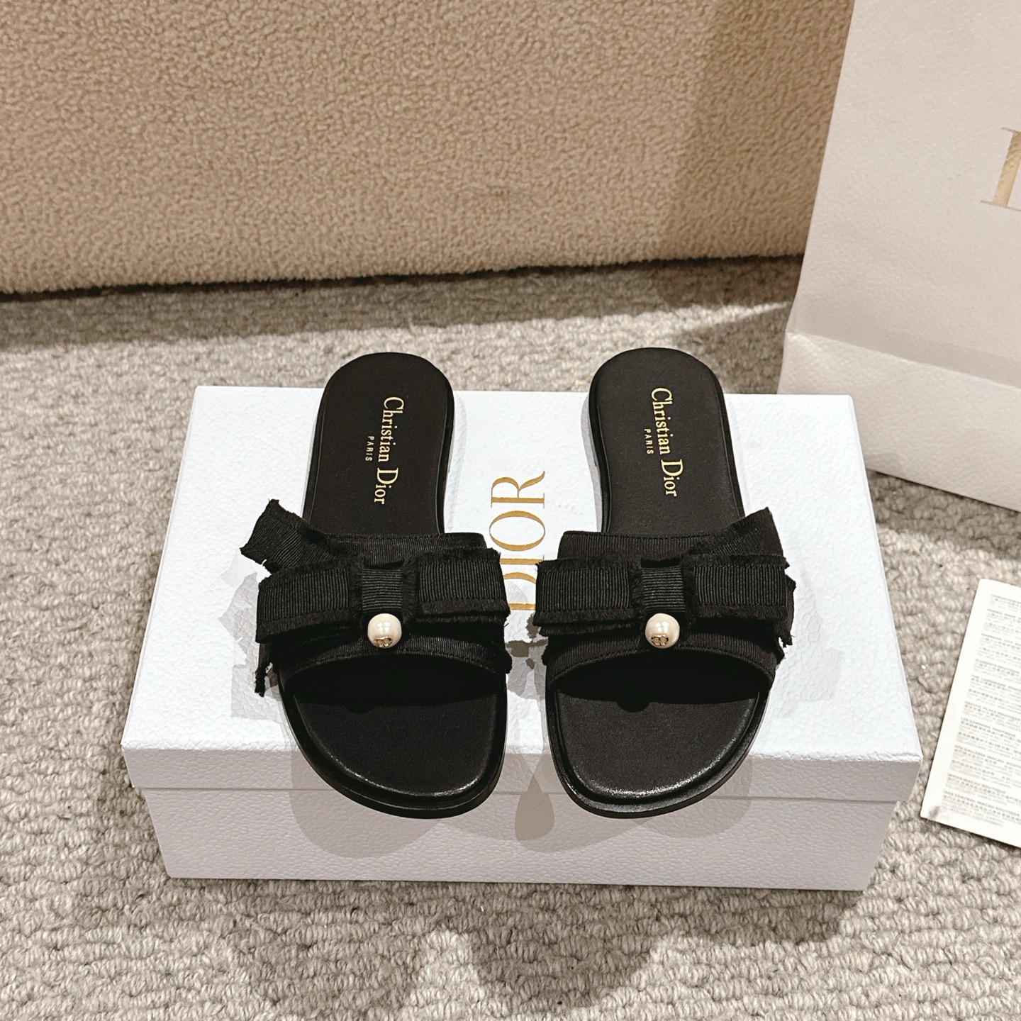 NO:262297,Purchase level!   Adiorable sandals are fashionable and elegant. Black tassel grosgrain upper, with a deconstructed bow on the front, paired with CD white resin beads inspired by classic Dior Tribales earrings. They can be matched with various casual looks to create exquisite shapes. Fabric fabric   sheepskin lining outsole Italian A-grade leather outsole!  Size 34-43 (34, 41, 42, 43 customized, non-return and exchange), split-toe slippers, balenciaga, dior, slippers, earrings, sheepskin, Leather soles19860909代购级别！  Adiorable 凉拖时髦优雅.黑色流苏罗缎鞋面,正面饰以解构效果蝴蝶结,搭配灵感源自经典 Dior Tribales 耳环的CD 白色树脂珠饰.可与本李各式休闲造型搭配,打造精致造型. 面料织物  羊皮衬里 大底意大利A级真皮大底！ 码数34-43（34,41,42,43定制不退换）,分趾鞋拖鞋,balenciaga,dior,slippers,earrings,sheepskin,Leather soles,Women's Shoes