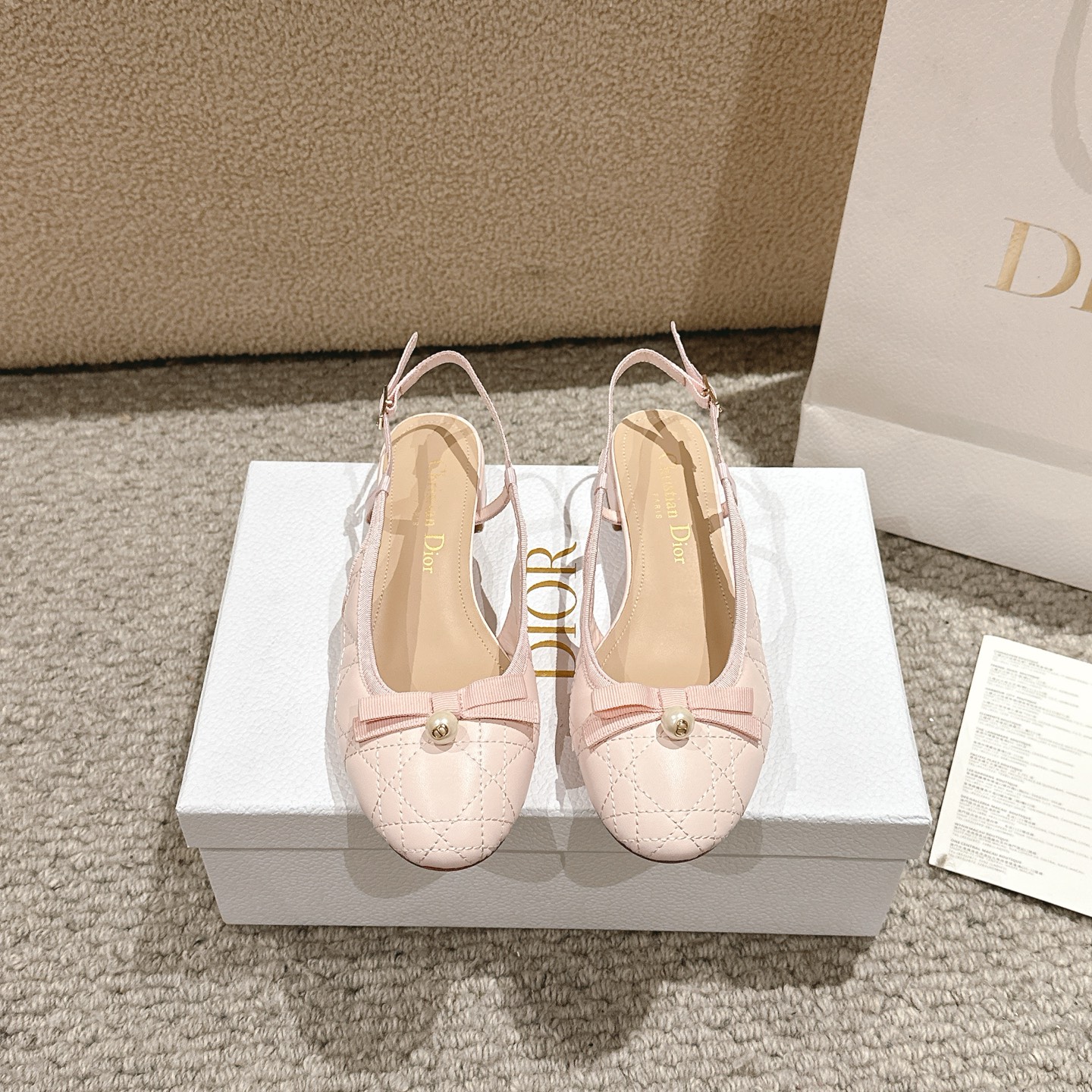 NO:404150,Purchase level!  Dior Dior Spring and Summer Haute Couture Series New Ballet Signature Electric Embroidered Vine plaid Low Heel Ballerian Shoes, Adjustable buckles with Grosgrain bows on the front, Decorative CD Resin Pearl Alphabet Logo Pearl Buckle Thick Heel Bow Sandals Main body: Cotton, Technology fabric lining: Sheepskin Front decorated with Grosgrain bows on the front CD Resin beaded with Grosgrain bows on the front CD Resin beaded with cushioned cowhide leather inner lining water dyed sheepskin outsole Outsole Heel height 3CM, size 34-41 (34.40.41 Customized without return or replacement), Sandals, dior, dior, sandals, cowhide, sheepskin, Leather soles19860909代购级别！ 迪奥 Dior 春夏高定系列新款 Ballet 标志性电绣藤格纹低跟芭蕾舞女鞋 ,可调节扣带正面饰有罗缎蝴蝶结·装饰性CD树脂珍珠字母logo珍珠扣粗跟蝴蝶结凉鞋 主体:棉,科技面料里料:羊皮革 正面饰以罗缎蝴蝶结装饰性 CD 树脂珠饰加垫牛皮革内底 内里水染羊皮内里 大底意大利真皮大底 跟高3CM, 码数34-41（34.40.41定制不退不换）,凉鞋,dior,dior,sandals,cowhide,sheepskin,Leather soles,Women's Shoes