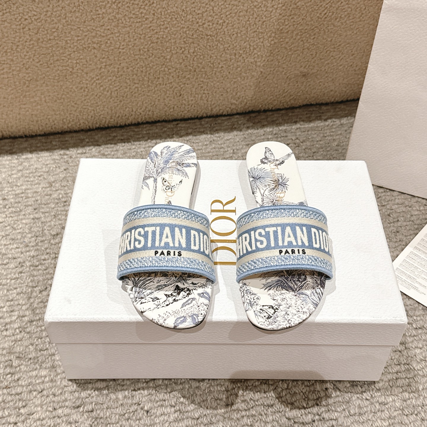 NO:388344,Purchase level! 『New Color 』 Classic Dway heel sandals come from the Dioreviera limited series, decorated with white and space blue Palms prints designed by Pietro Ruffo, depicting a dense jungle inhabiting a variety of wildlife, paying tribute to the beauty of nature. The upper is embroidered with the Christian Dior Paris logo, which is recognizable, square shoes, and adds a fashionable charm. Upper: Original custom canvas computer embroidery logo! Inner/foot pad: Original custom imported water-washed cowhide piri! Italian A-grade leather outsole! Slippers, dior, slippers, cowhide, Leather soles19860909代购级别！ 『 新配色 』经典 Dway 带跟凉拖来自 Dioriviera 限定系列,饰以由彼得罗鲁福（Pietro Ruffo） 设计的白色和太空蓝 Palms 茹伊印花图案,描绘栖息着多样野生动物的茂密丛林,向自然之美致敬.鞋面饰以 Christian Dior Paris 标志刺绣,富有辨识度,方形鞋》電添时髦魅力. 鞋面:原版定制帆布电脑刺绣Logo！ 内里/垫脚:原版定制进口水洗牛皮皮里 ！ 意大利A级真皮大底！ 码数34-43（34,40,41,42,43定制不退换）,拖鞋,dior,slippers,cowhide,Leather soles,Women's Shoes