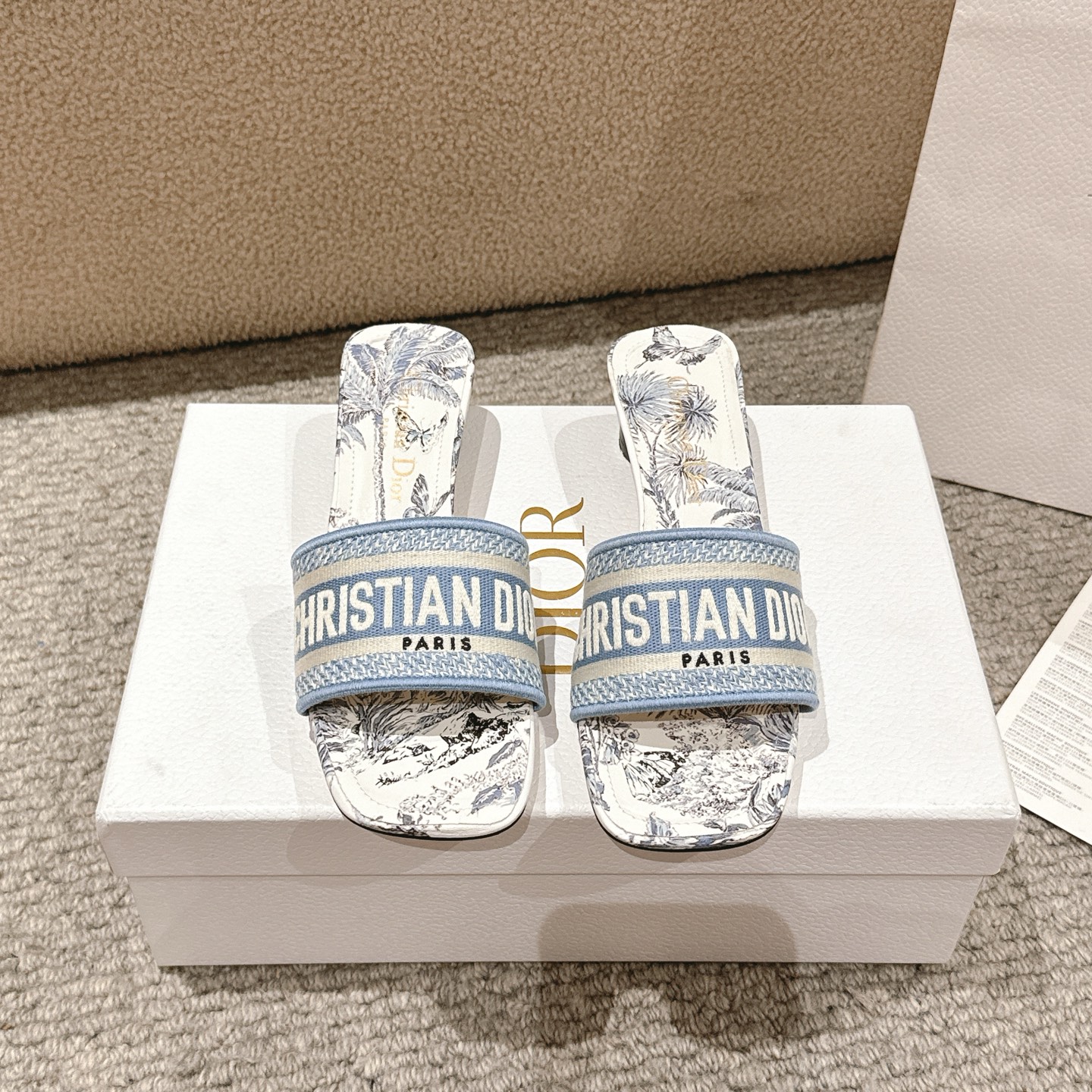 NO:388348,Purchase level! 『New Color 』 Classic Dway heel sandals come from the Dioreviera limited series, decorated with white and space blue Palms prints designed by Pietro Ruffo, depicting a dense jungle inhabiting a variety of wildlife, paying tribute to the beauty of nature. The upper is embroidered with the Christian Dior Paris logo, which is recognizable, square shoes, and adds a fashionable charm. Upper: Original custom canvas computer embroidery logo! Inner/foot pad: Original custom imported water-washed cowhide piri! Italian A-grade leather outsole! Heel height 3.5cm, size 34-43 (34, 40, 41, 42, 43 customized, non-return and exchange), slippers, dior, slippers, cowhide, Leather soles19860909代购级别！ 『 新配色 』经典 Dway 带跟凉拖来自 Dioriviera 限定系列,饰以由彼得罗鲁福（Pietro Ruffo） 设计的白色和太空蓝 Palms 茹伊印花图案,描绘栖息着多样野生动物的茂密丛林,向自然之美致敬.鞋面饰以 Christian Dior Paris 标志刺绣,富有辨识度,方形鞋》電添时髦魅力. 鞋面:原版定制帆布电脑刺绣Logo！ 内里/垫脚:原版定制进口水洗牛皮皮里 ！ 意大利A级真皮大底！ 跟高3.5cm 码数34-43（34,40,41,42,43定制不退换）,拖鞋,dior,slippers,cowhide,Leather soles,Women's Shoes