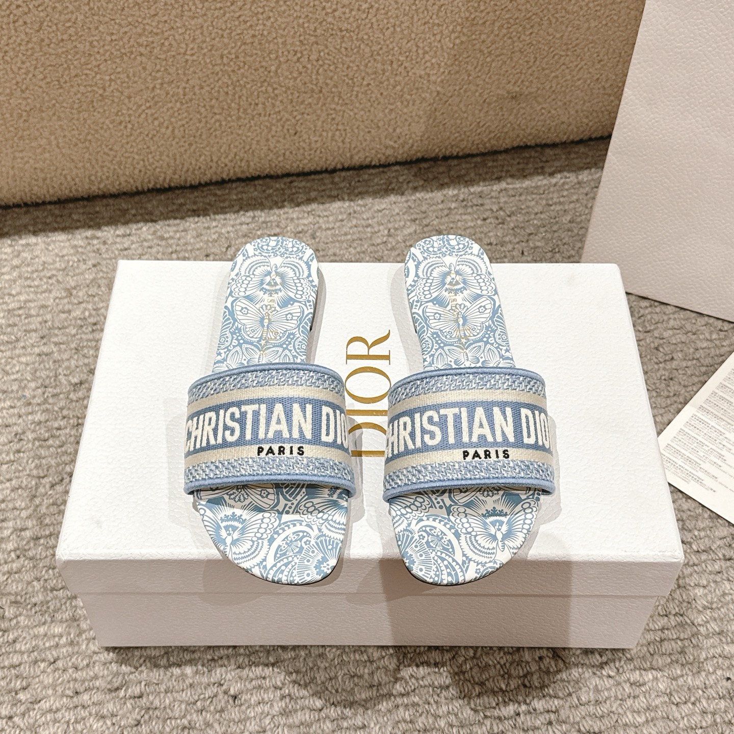 NO:388362,Purchase level!  『New Color 』 Dior logo computer embroidered canvas flat slippers, a classic and beautiful masterpiece, the most popular spring and summer series of dior counters, both temperament, fashion, classic and durable design style, and the effect of the foot is particularly beautiful!  Original reproduction!  Upper: Original custom canvas computer embroidery logo!  Inner/foot pad: Original custom imported water-washed cowhide piri!  Italian A-grade leather outsole!  Slippers, dior, dior, slippers, cowhide, Leather soles19860909代购级别！ 『 新配色 』迪奥logo电脑绣帆布平底拖鞋,经典上乘美艳力作 dior专柜最火春夏系列 兼备气质 时尚 经典耐看的设计风格 上脚效果特别美！原版复刻制作！ 鞋面:原版定制帆布电脑刺绣Logo！ 内里/垫脚:原版定制进口水洗牛皮皮里 ！ 意大利A级真皮大底！ 码数34-43（34,40,41,42,43定制不退换）,拖鞋,dior,dior,slippers,cowhide,Leather soles,Women's Shoes