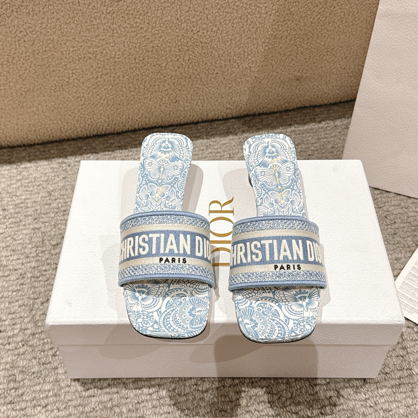 NO:388369,Purchase level!  『New Color 』 Dior logo computer embroidered canvas flat slippers, a classic and beautiful masterpiece, the most popular spring and summer series of dior counters, both temperament, fashion, classic and durable design style, and the effect of the foot is particularly beautiful!  Original reproduction!  Upper: Original custom canvas computer embroidery logo!  Inner/foot pad: Original custom imported water-washed cowhide piri!  Italian A-grade leather outsole!  Heel height 3.5cm, size 34-43 (34, 40, 41, 42, 43 customized, non-return and exchange), slippers, dior, dior, slippers, cowhide, Leather soles19860909代购级别！ 『 新配色 』迪奥logo电脑绣帆布平底拖鞋,经典上乘美艳力作 dior专柜最火春夏系列 兼备气质 时尚 经典耐看的设计风格 上脚效果特别美！原版复刻制作！ 鞋面:原版定制帆布电脑刺绣Logo！ 内里/垫脚:原版定制进口水洗牛皮皮里 ！ 意大利A级真皮大底！ 跟高3.5cm 码数34-43（34,40,41,42,43定制不退换）,拖鞋,dior,dior,slippers,cowhide,Leather soles,Women's Shoes