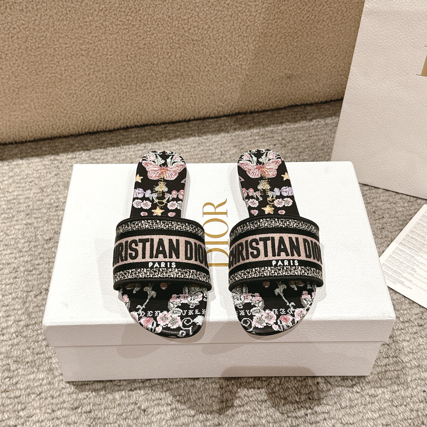 NO:388352,Purchase level!  『New Color 』 Dior logo computer embroidered canvas flat slippers, a classic and beautiful masterpiece, the most popular spring and summer series of dior counters, both temperament, fashion, classic and durable design style, and the effect of the foot is particularly beautiful!  Original reproduction!  Upper: Original custom canvas computer embroidery logo!  Inner/foot pad: Original custom imported water-washed cowhide piri!  Italian A-grade leather outsole!  Slippers, dior, dior, slippers, cowhide, Leather soles19860909代购级别！ 『 新配色 』迪奥logo电脑绣帆布平底拖鞋,经典上乘美艳力作 dior专柜最火春夏系列 兼备气质 时尚 经典耐看的设计风格 上脚效果特别美！原版复刻制作！ 鞋面:原版定制帆布电脑刺绣Logo！ 内里/垫脚:原版定制进口水洗牛皮皮里 ！ 意大利A级真皮大底！ 码数34-43（34,40,41,42,43定制不退换）,拖鞋,dior,dior,slippers,cowhide,Leather soles,Women's Shoes