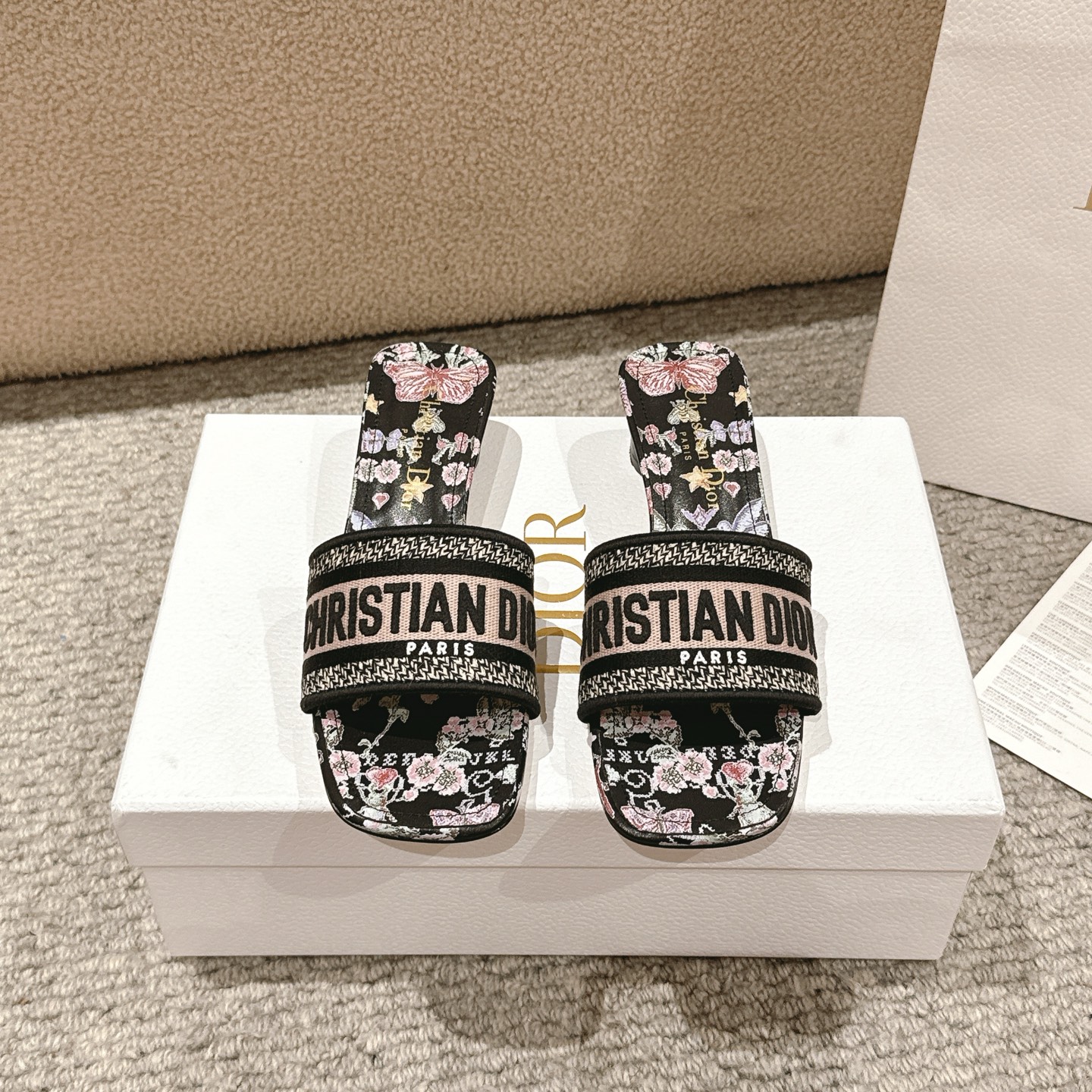 NO:388356,Purchase level!  『New Color 』 Dior logo computer embroidered canvas flat slippers, a classic and beautiful masterpiece, the most popular spring and summer series of dior counters, both temperament, fashion, classic and durable design style, and the effect of the foot is particularly beautiful!  Original reproduction!  Upper: Original custom canvas computer embroidery logo!  Inner/foot pad: Original custom imported water-washed cowhide piri!  Italian A-grade leather outsole!  Heel height 3.5cm, size 34-43 (34, 40, 41, 42, 43 customized, non-return and exchange), slippers, dior, dior, slippers, cowhide, Leather soles19860909代购级别！ 『 新配色 』迪奥logo电脑绣帆布平底拖鞋,经典上乘美艳力作 dior专柜最火春夏系列 兼备气质 时尚 经典耐看的设计风格 上脚效果特别美！原版复刻制作！ 鞋面:原版定制帆布电脑刺绣Logo！ 内里/垫脚:原版定制进口水洗牛皮皮里 ！ 意大利A级真皮大底！ 跟高3.5cm 码数34-43（34,40,41,42,43定制不退换）,拖鞋,dior,dior,slippers,cowhide,Leather soles,Women's Shoes