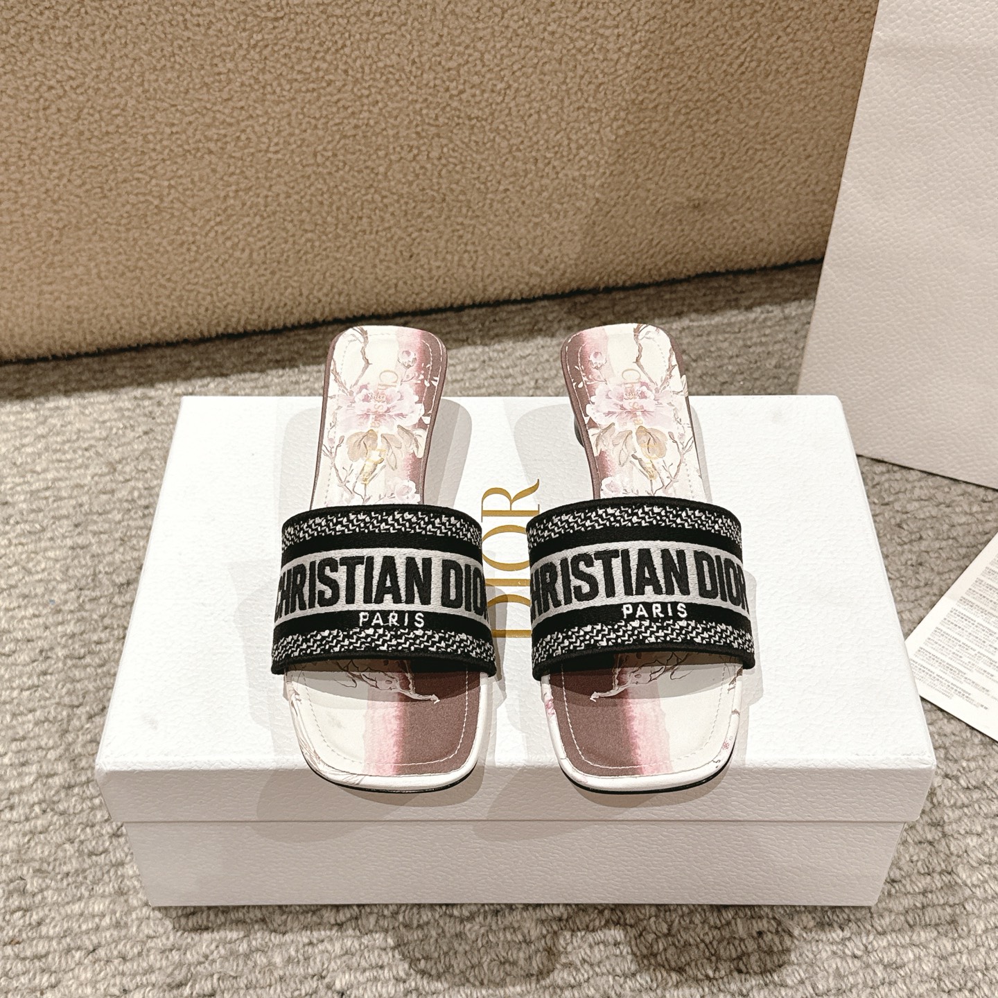 NO:388384,Purchase level!  『New Color 』 Dior Dway cotton sandals are a classic item decorated with white and purple DiorPivoine patterns, showing exquisite gradient tone flower patterns, meaning grace and nobility, showing beauty and power. The upper is embroidered with the Christian Dior Paris logo, which is recognizable. The shape is simple and easy to put on and take off, creating a delicate and casual look, which can be matched with other Dior Pivoine items in the series. Upper: Original custom canvas computer embroidery logo!  Inner/foot pad: Original custom imported water-washed cowhide piri!  Italian A-grade leather outsole!  Heel height 3.5cm, size 34-43 (34, 40, 41, 42, 43 customized, non-return and exchange), slippers, dior, dior, slippers, cowhide, Leather soles19860909代购级别！ 『 新配色 』迪奥Dway 棉质凉拖是一款经典单品,饰以白色和紫色 DiorPivoine 图案,展现精美的渐变色调花朵图案,寓意雍容尊贵,彰显美感与力量.鞋面饰以 Christian Dior Paris 标志刺绣,富有辨识度.造型简约,方便穿脱,打造精致的休闲造型,可搭配该系列的其他 Dior Pivoine 单品. 鞋面:原版定制帆布电脑刺绣Logo！ 内里/垫脚:原版定制进口水洗牛皮皮里 ！ 意大利A级真皮大底！ 跟高3.5cm 码数34-43（34,40,41,42,43定制不退换）,拖鞋,dior,dior,slippers,cowhide,Leather soles,Women's Shoes