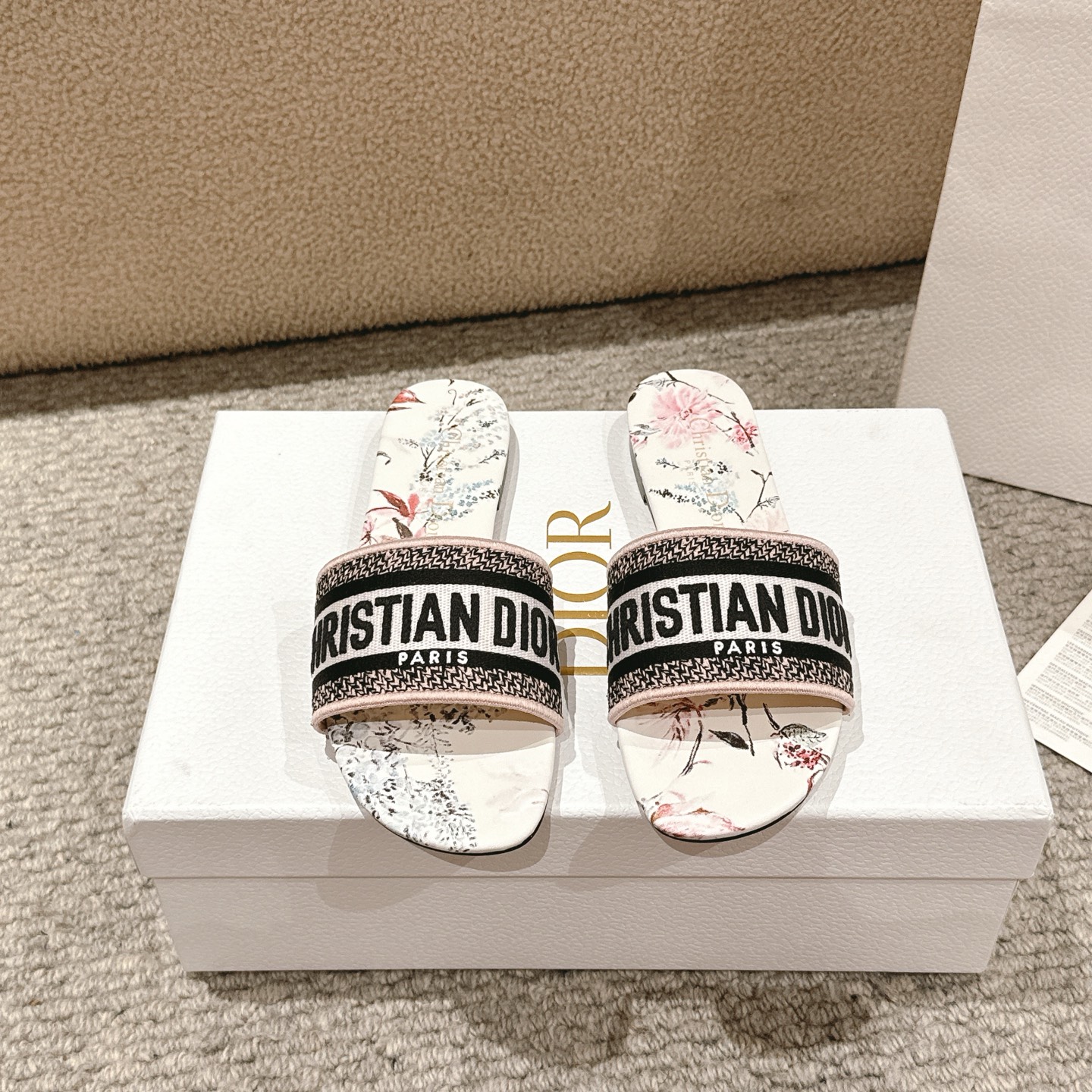 NO:388390,Purchase level!  『New Color 』 The classic Dway sandals are a classic item decorated with nude and white Millefiori patterns, presenting elegant Asian flowers in soft and delicate tones. The upper is decorated with eye-catching Christian Dior Paris logo embroidery, which can add a fashionable style to all kinds of outfits, and can be matched with other Millefiori pattern items to create matching shapes. Upper: Original custom canvas computer embroidery logo!  Inner/foot pad: Original custom imported water-washed cowhide piri!  Italian A-grade leather outsole! Size 34-43 (34, 40, 41, 42, 43 customized, non-return and exchange), slippers, dior, slippers, cowhide, Leather soles19860909代购级别！ 『 新配色 』经典的 Dway 凉拖是一款经典单品,饰以裸色和白色 Millefiori图案,以柔和精致的色调呈现高雅的亚洲花朵.鞋面饰以醒目的Christian Dior Paris 标志刺绣,可为各式装扮增添时尚风范,可与其他 Millefiori 图案单品搭配,打造配套造型. 鞋面:原版定制帆布电脑刺绣Logo！ 内里/垫脚:原版定制进口水洗牛皮皮里 ！ 意大利A级真皮大底! 码数34-43（34,40,41,42,43定制不退换）,拖鞋,dior,slippers,cowhide,Leather soles,Women's Shoes