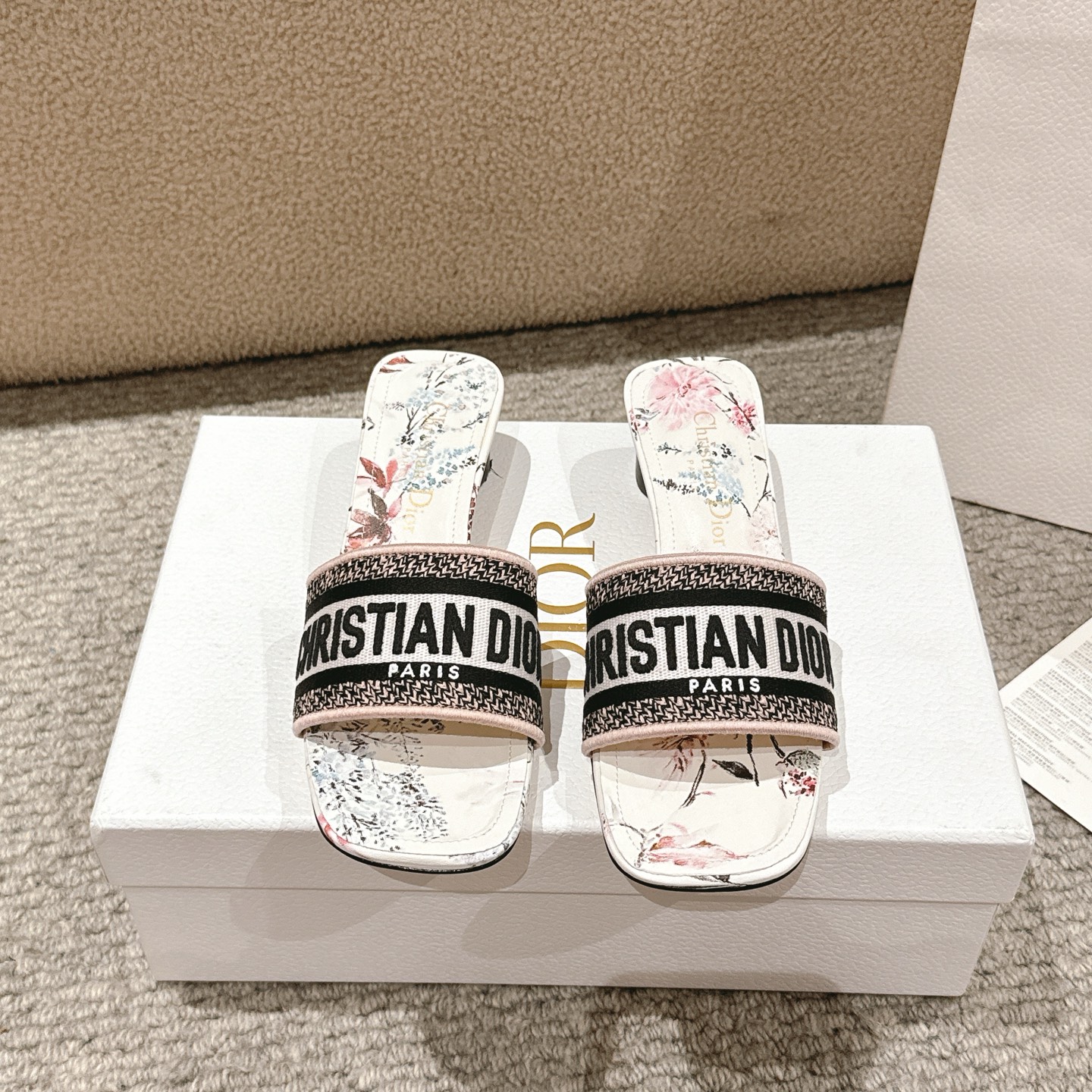 NO:388397,Purchase level!  『New Color 』 The classic Dway sandals are a classic item decorated with nude and white Millefiori patterns, presenting elegant Asian flowers in soft and delicate tones. The upper is embroidered with eye-catching Christian Dior Paris logo, and the square toe highlights the modern aesthetic. It is more refined with a 3.5 cm cylindrical heel, which can add a fashionable style to all kinds of outfits. It can be matched with other Millefiori pattern items to create matching shapes. Upper: Original custom canvas computer embroidery logo!  Inner/foot pad: Original custom imported water-washed cowhide piri!  Italian A-grade leather outsole! Heel height 3.5cm, size 34-43 (34, 40, 41, 42, 43 customized, non-return and exchange), slippers, dior, slippers, cowhide, Leather soles19860909代购级别！ 『 新配色 』经典的 Dway 凉拖是一款经典单品,饰以裸色和白色 Millefiori图案,以柔和精致的色调呈现高雅的亚洲花朵.鞋面饰以醒目的Christian Dior Paris 标志刺绣,方形鞋头突显现代审美.搭配3.5 厘米圆柱形鞋跟更显精致,可为各式装扮增添时尚风范,可与其他 Millefiori 图案单品搭配,打造配套造型. 鞋面:原版定制帆布电脑刺绣Logo！ 内里/垫脚:原版定制进口水洗牛皮皮里 ！ 意大利A级真皮大底! 跟高3.5cm 码数34-43（34,40,41,42,43定制不退换）,拖鞋,dior,slippers,cowhide,Leather soles,Women's Shoes