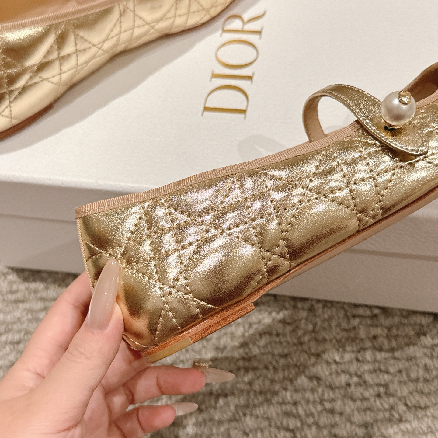 “Dior Ballet Shoes: Classic Aesthetics in Italian Leather, Comfortable and Stylish Design” - 图片 7