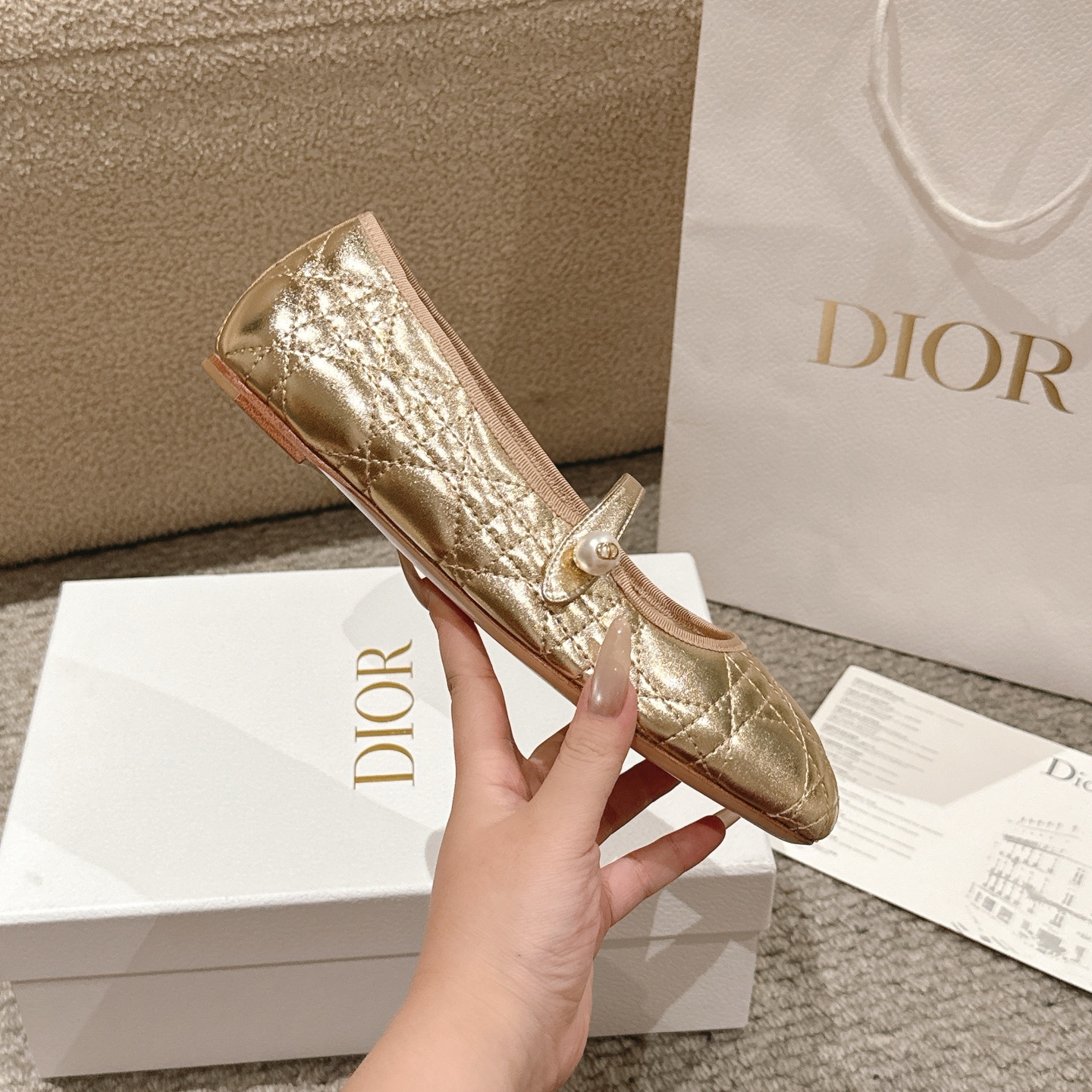 “Dior Ballet Shoes: Classic Aesthetics in Italian Leather, Comfortable and Stylish Design” - 图片 5