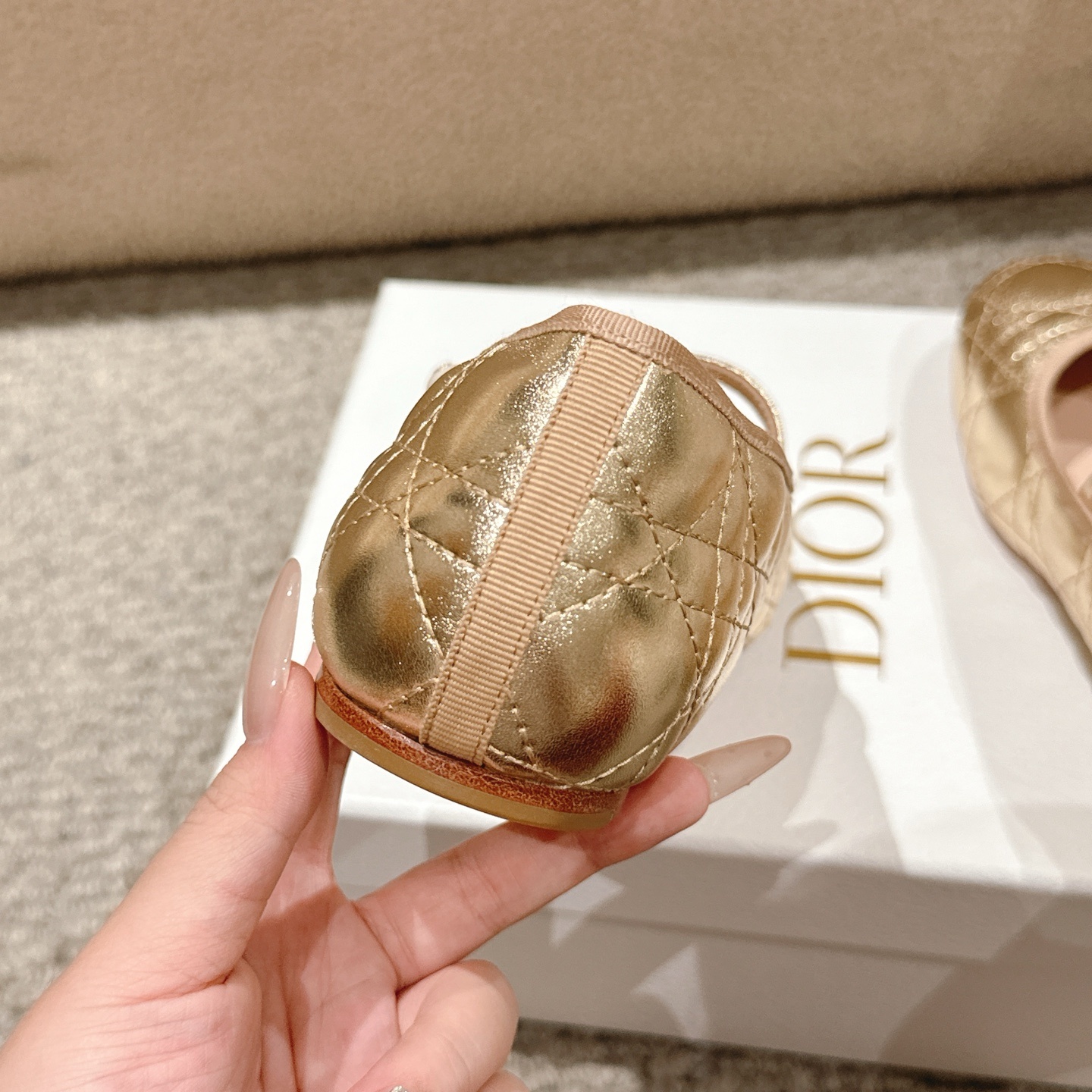 “Dior Ballet Shoes: Classic Aesthetics in Italian Leather, Comfortable and Stylish Design” - 图片 6