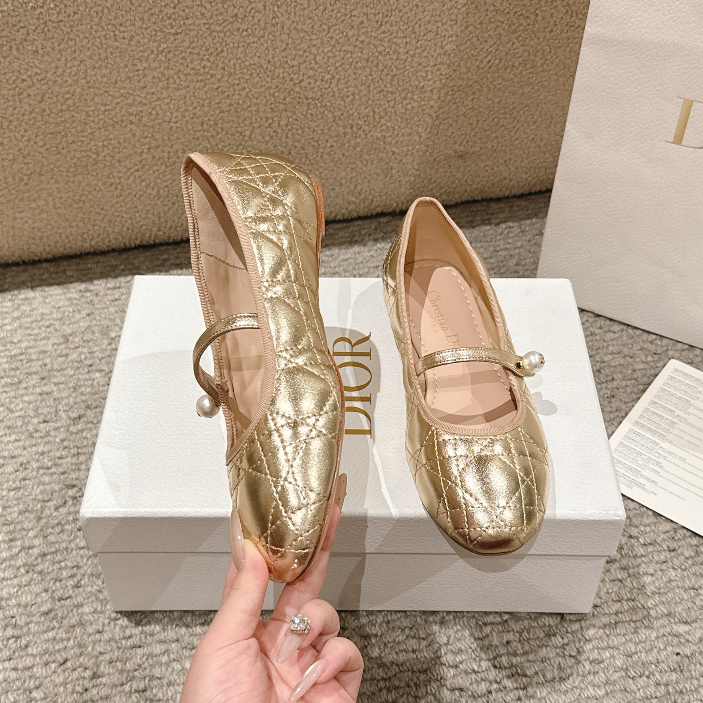 “Dior Ballet Shoes: Classic Aesthetics in Italian Leather, Comfortable and Stylish Design” - 图片 4