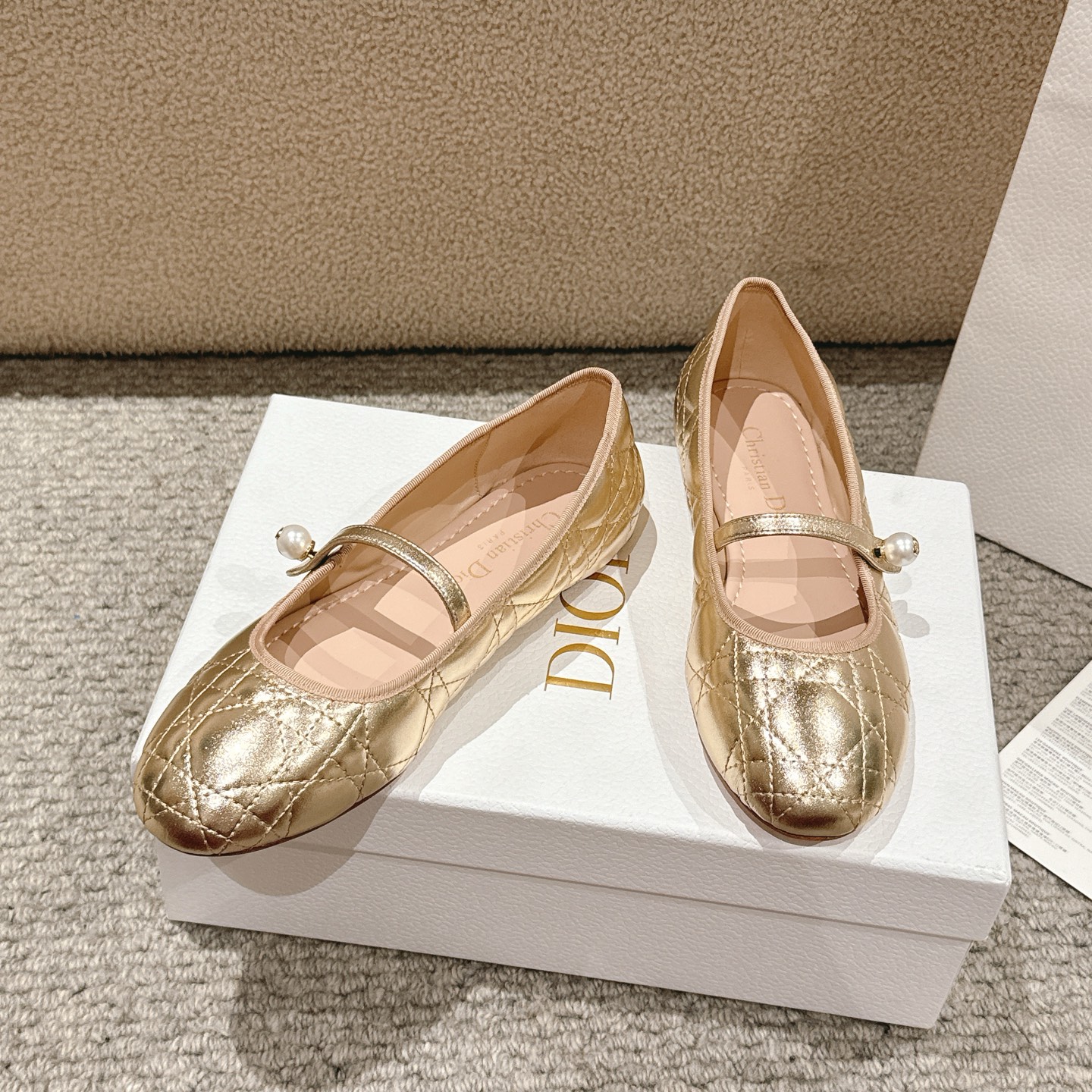 “Dior Ballet Shoes: Classic Aesthetics in Italian Leather, Comfortable and Stylish Design” - 图片 3