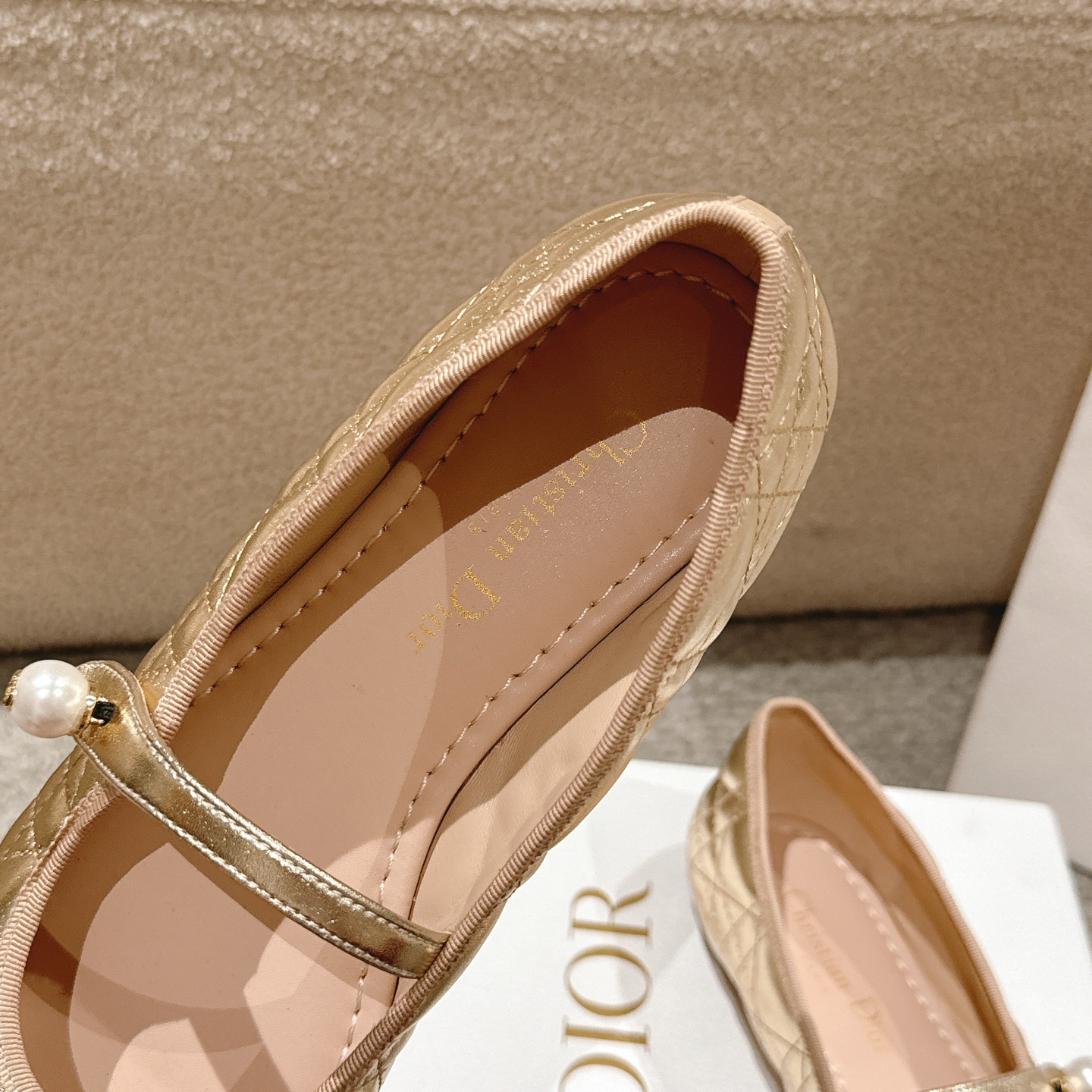 “Dior Ballet Shoes: Classic Aesthetics in Italian Leather, Comfortable and Stylish Design” - 图片 8