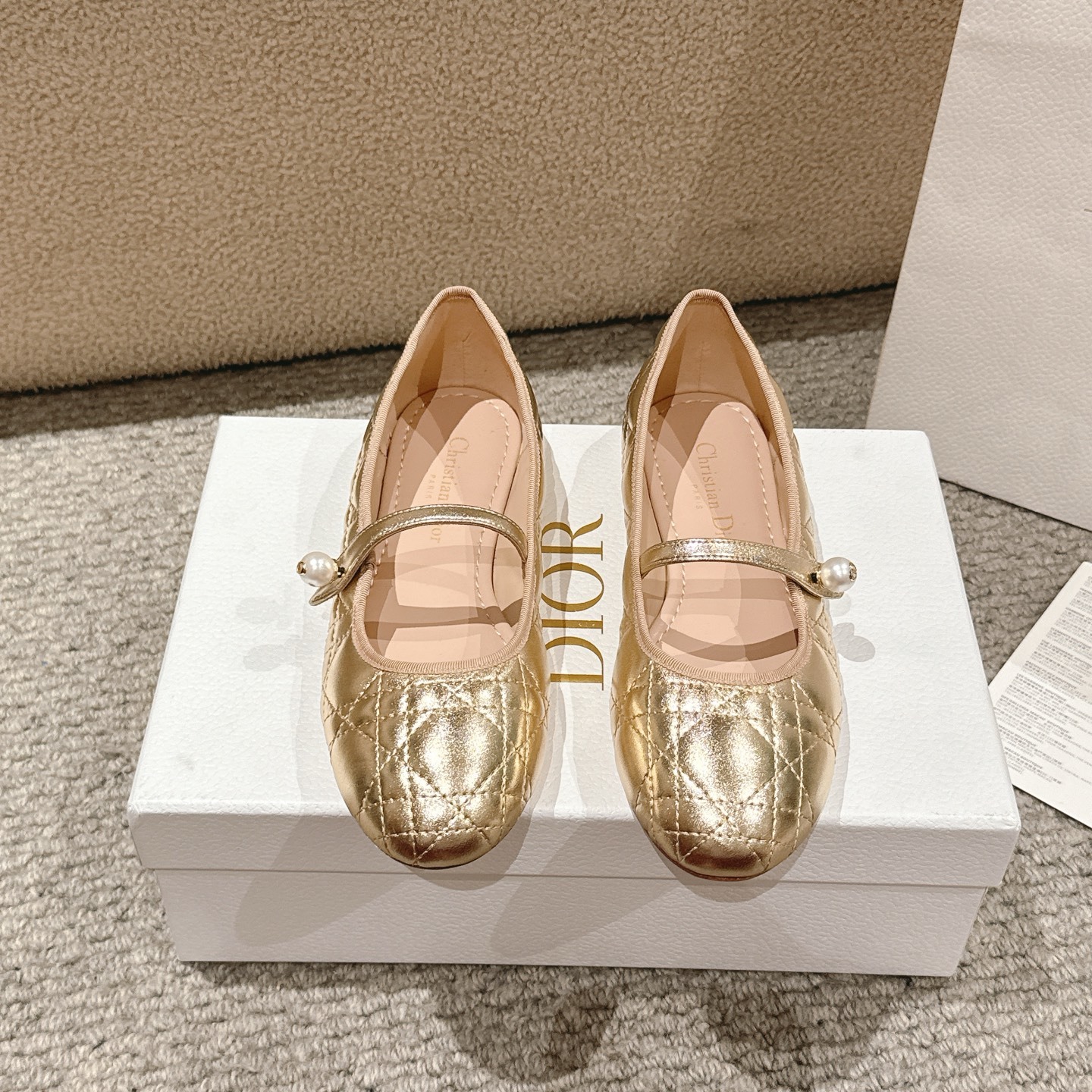 “Dior Ballet Shoes: Classic Aesthetics in Italian Leather, Comfortable and Stylish Design” - 图片 1