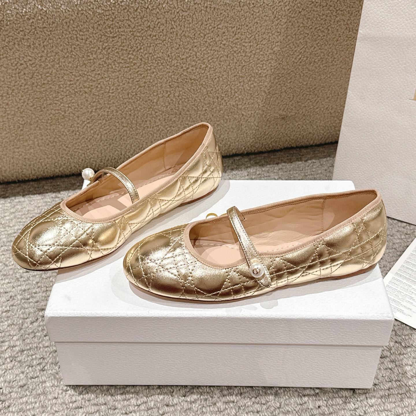 “Dior Ballet Shoes: Classic Aesthetics in Italian Leather, Comfortable and Stylish Design” - 图片 2