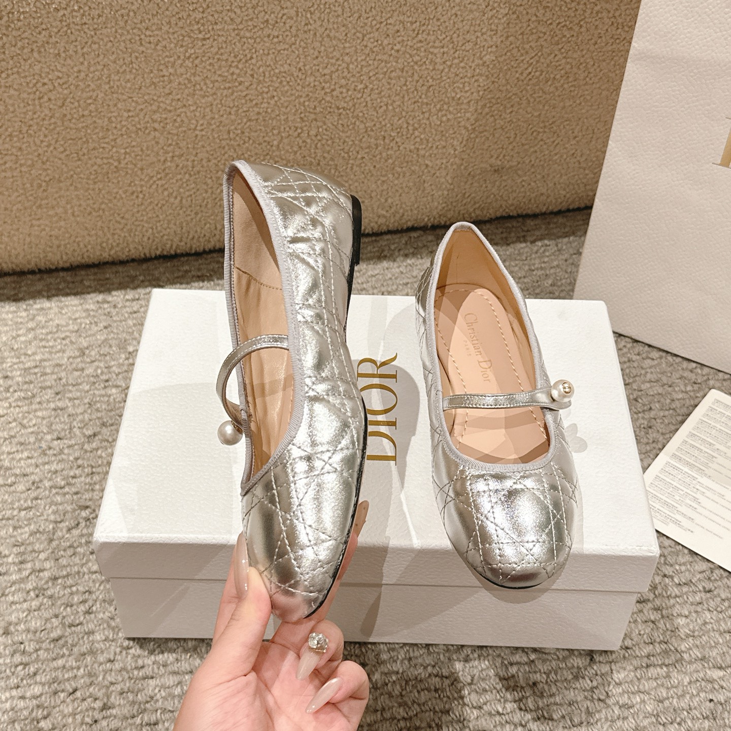 Title: Dior Ballet Shoes: Classic Design with High Aesthetics and Comfort, Made from Cow Leather Summary: Dior Ballet shoes feature classic design, cow leather, sheep leather lining, and - 图片 4