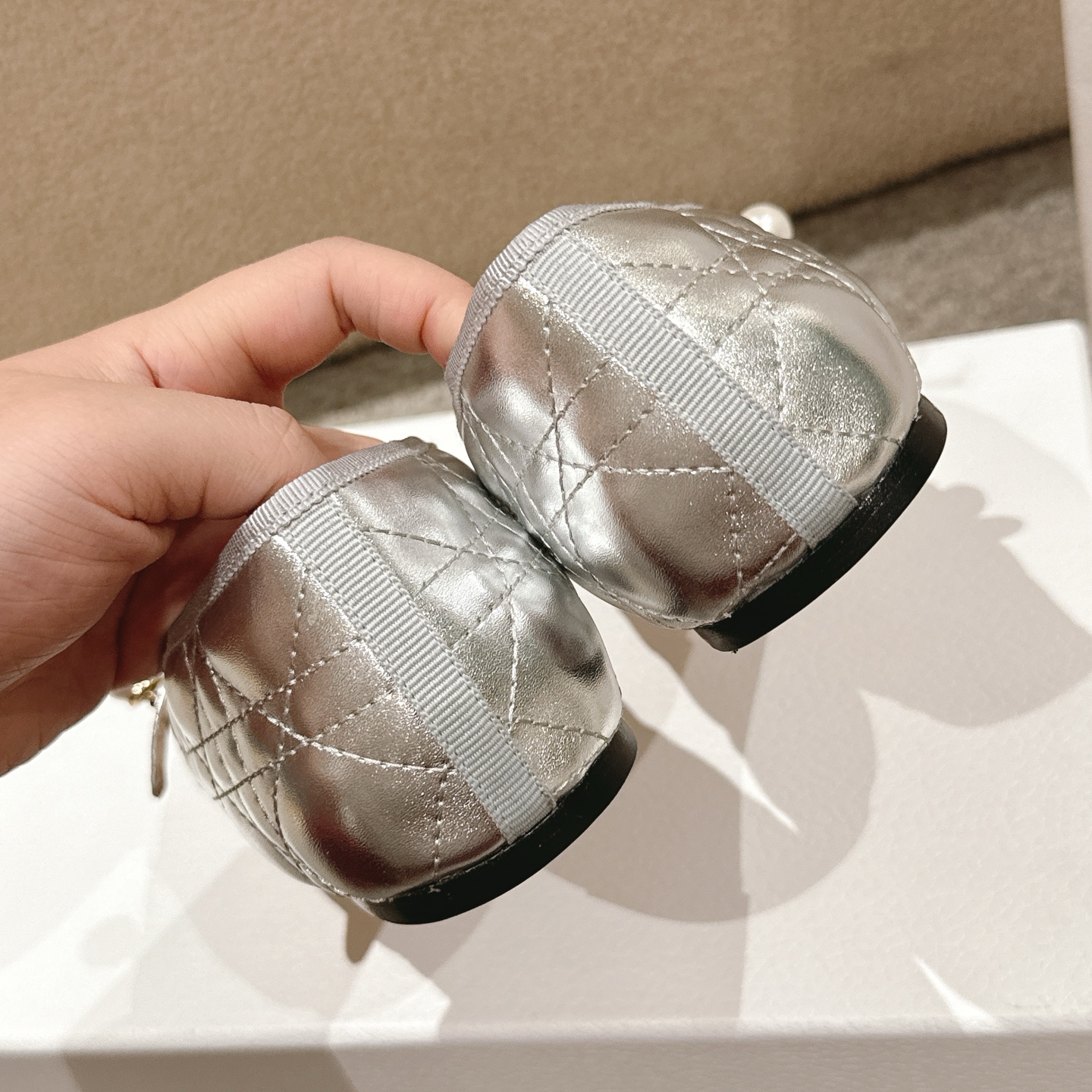 Title: Dior Ballet Shoes: Classic Design with High Aesthetics and Comfort, Made from Cow Leather Summary: Dior Ballet shoes feature classic design, cow leather, sheep leather lining, and - 图片 9