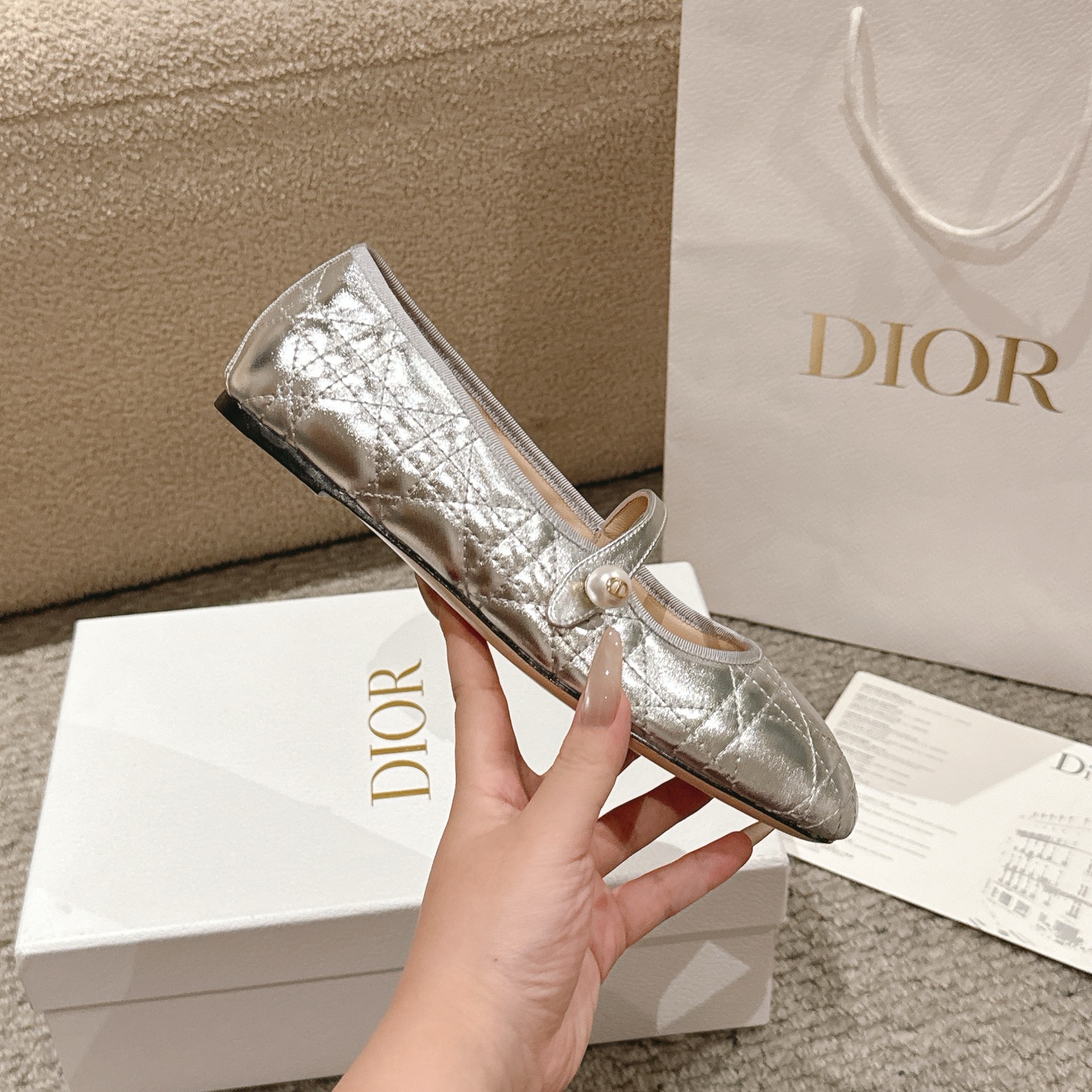 Title: Dior Ballet Shoes: Classic Design with High Aesthetics and Comfort, Made from Cow Leather Summary: Dior Ballet shoes feature classic design, cow leather, sheep leather lining, and - 图片 5