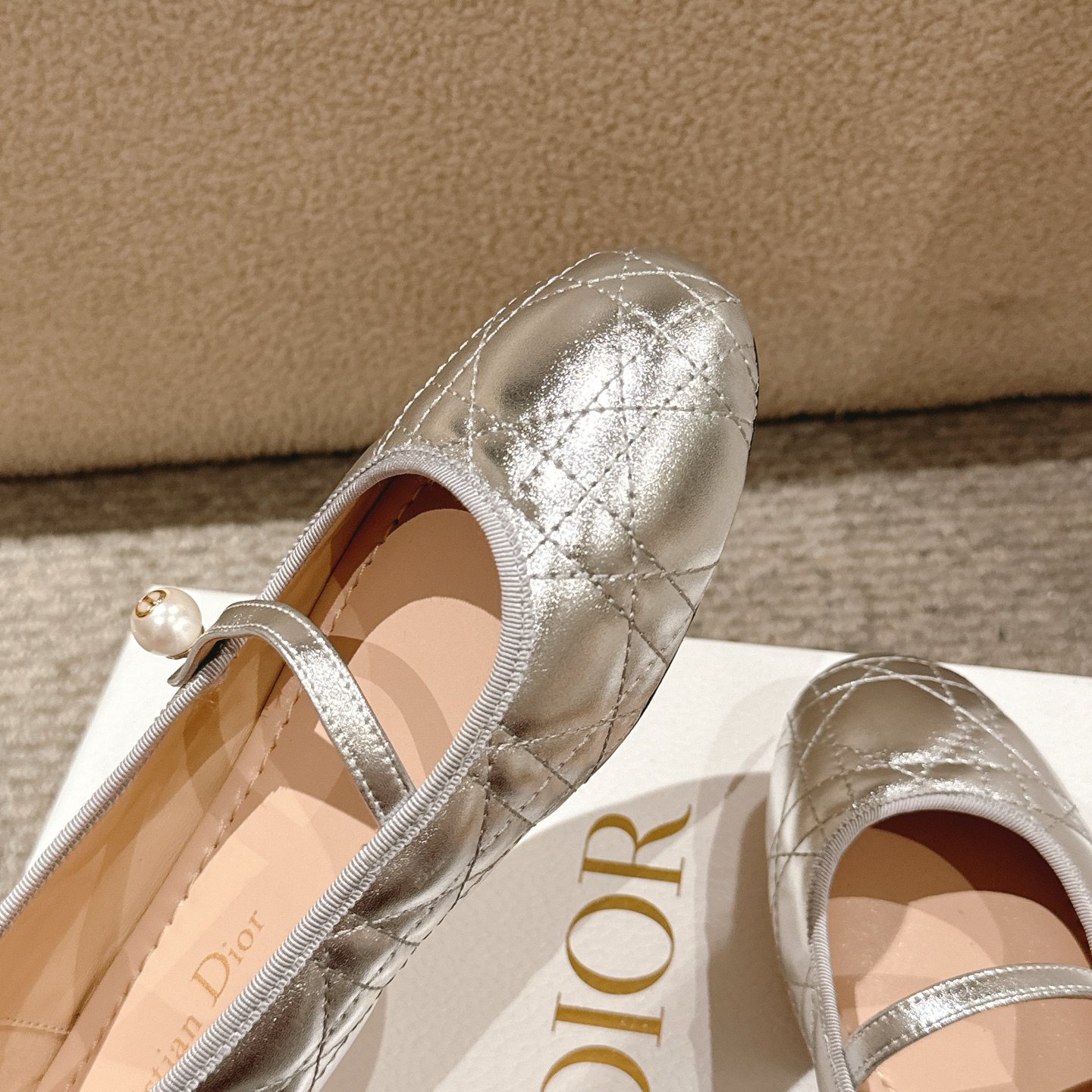 Title: Dior Ballet Shoes: Classic Design with High Aesthetics and Comfort, Made from Cow Leather Summary: Dior Ballet shoes feature classic design, cow leather, sheep leather lining, and - 图片 6