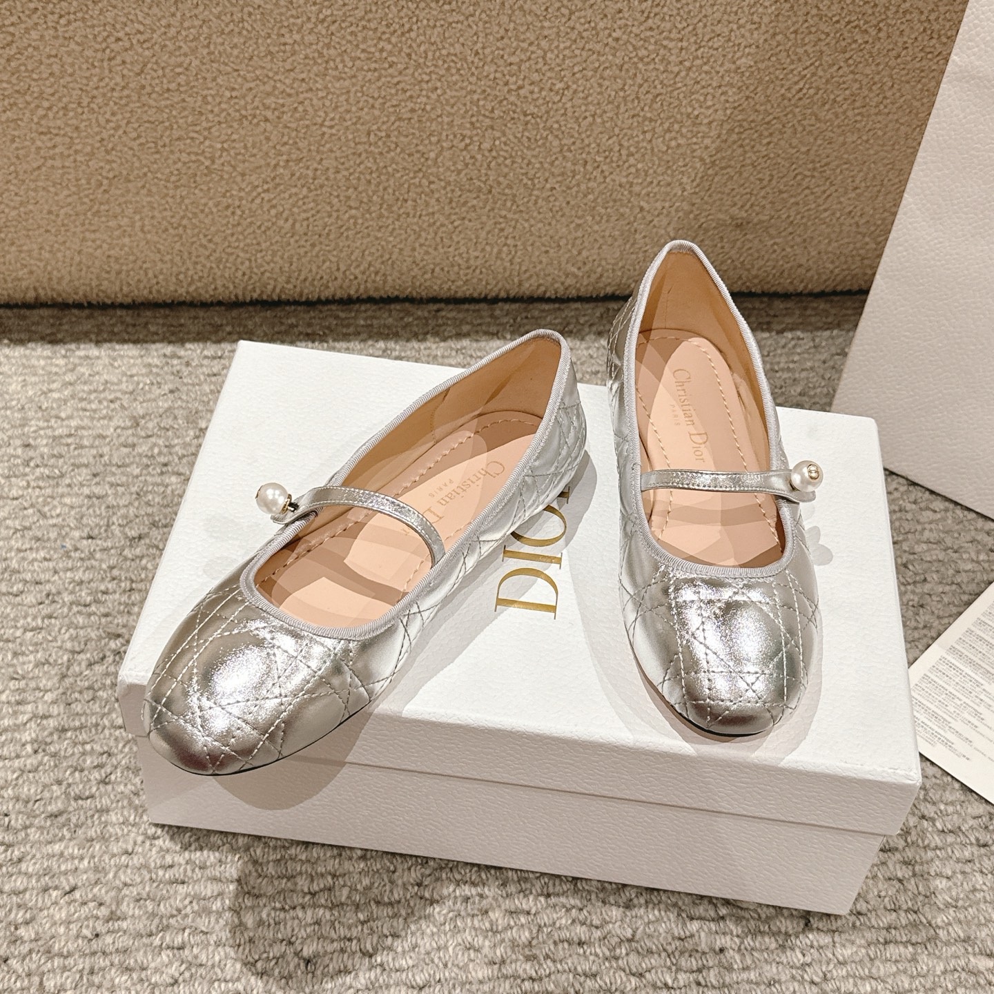 Title: Dior Ballet Shoes: Classic Design with High Aesthetics and Comfort, Made from Cow Leather Summary: Dior Ballet shoes feature classic design, cow leather, sheep leather lining, and - 图片 3