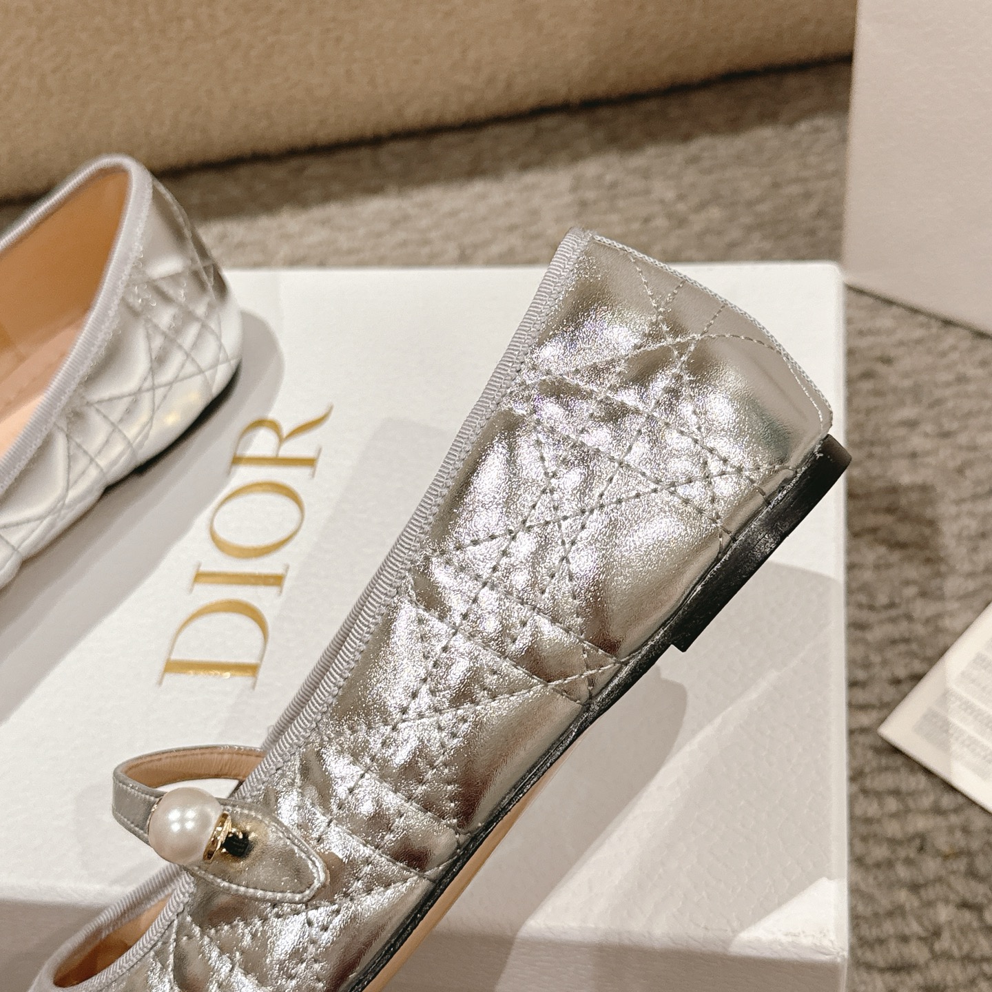 Title: Dior Ballet Shoes: Classic Design with High Aesthetics and Comfort, Made from Cow Leather Summary: Dior Ballet shoes feature classic design, cow leather, sheep leather lining, and - 图片 8