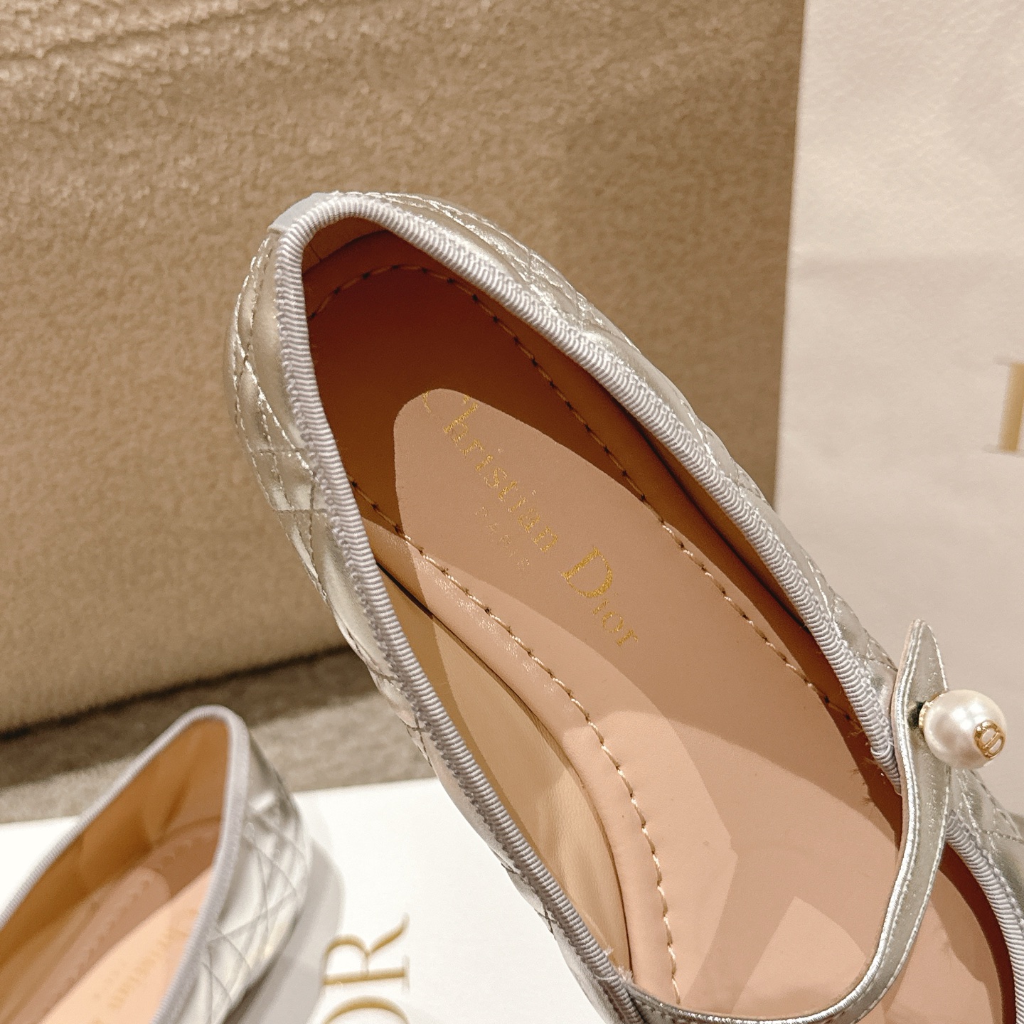 Title: Dior Ballet Shoes: Classic Design with High Aesthetics and Comfort, Made from Cow Leather Summary: Dior Ballet shoes feature classic design, cow leather, sheep leather lining, and - 图片 7