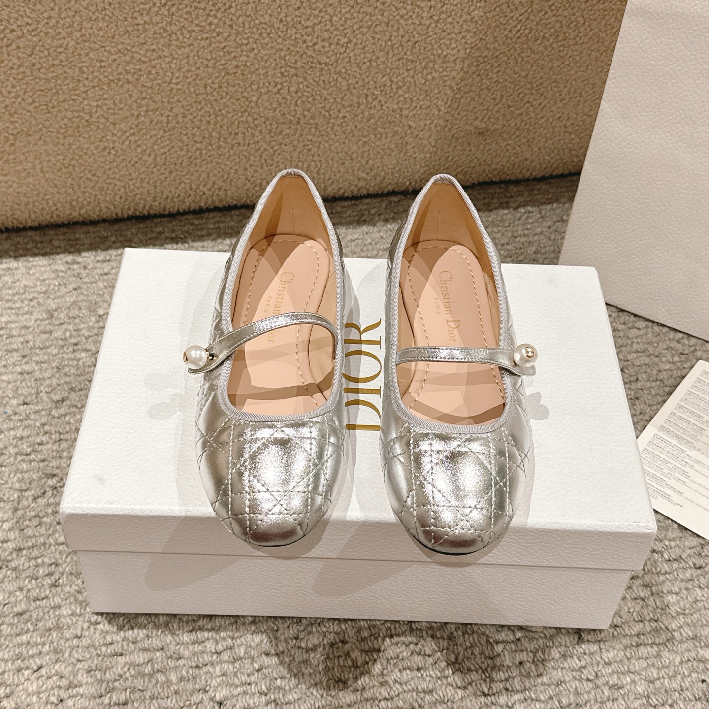 Title: Dior Ballet Shoes: Classic Design with High Aesthetics and Comfort, Made from Cow Leather Summary: Dior Ballet shoes feature classic design, cow leather, sheep leather lining, and - 图片 1