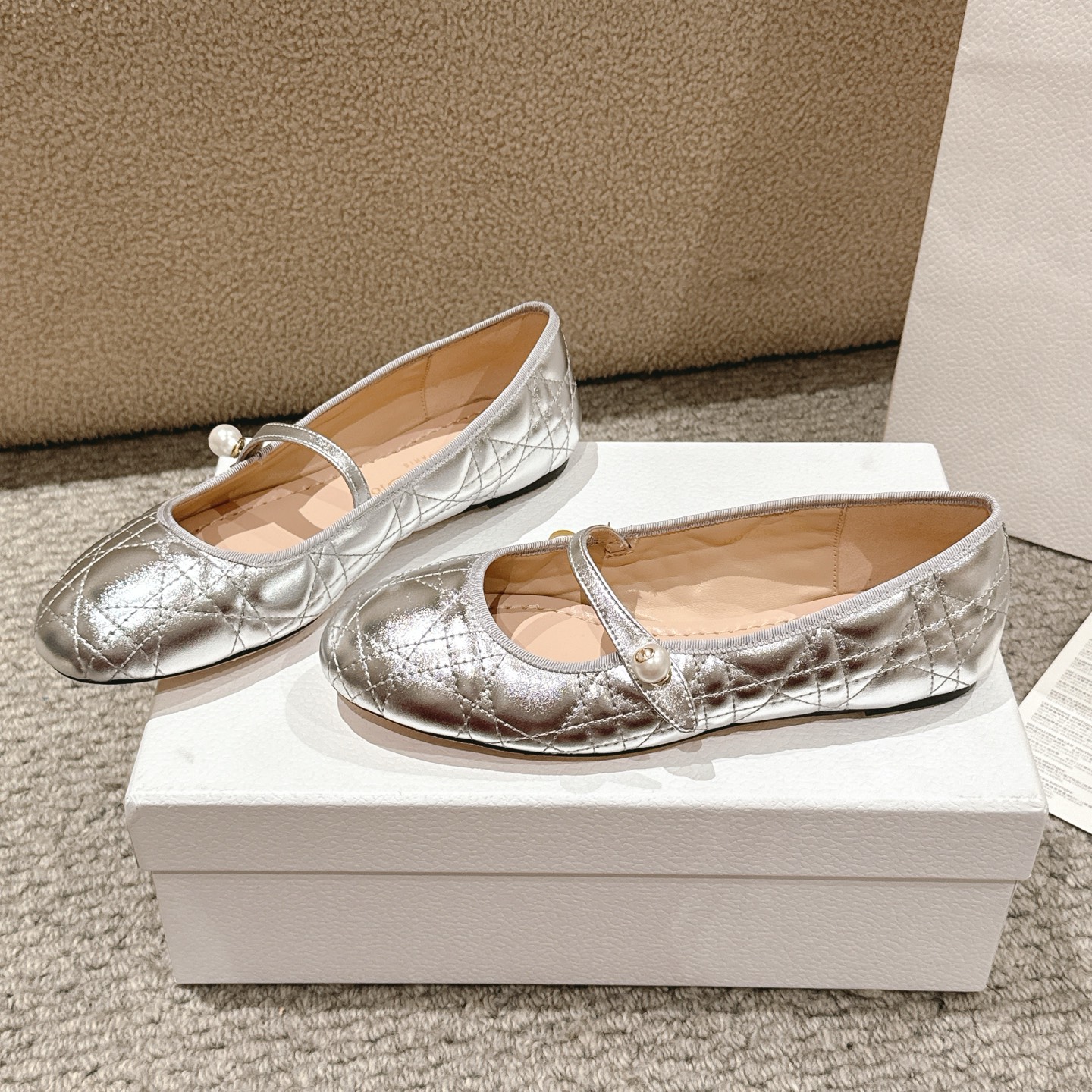 Title: Dior Ballet Shoes: Classic Design with High Aesthetics and Comfort, Made from Cow Leather Summary: Dior Ballet shoes feature classic design, cow leather, sheep leather lining, and - 图片 2