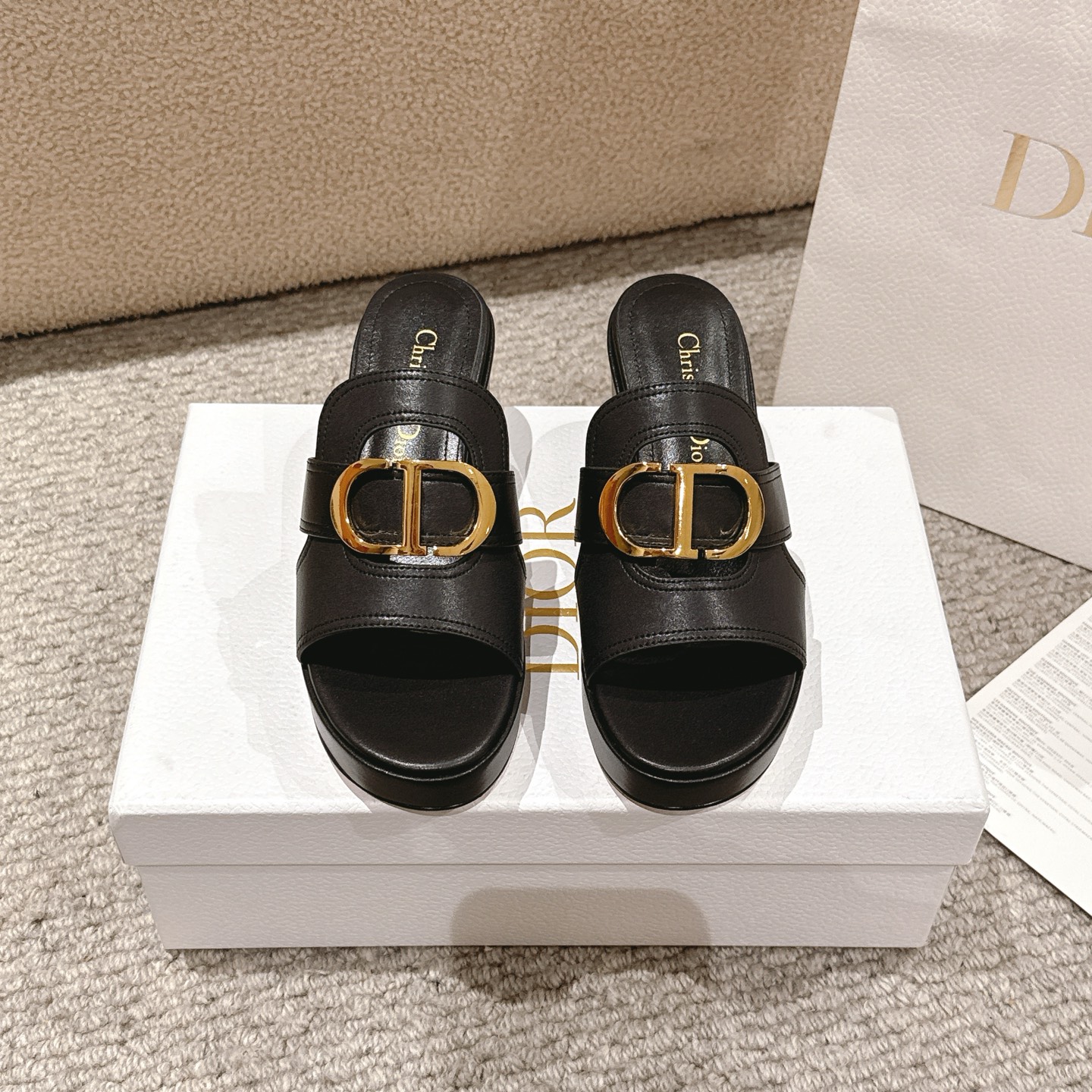 NO:388414,Purchase level!  The 30 Montaigne series is a must-have item for Dior's wardrobe. The gold-finished metal CD logo highlights the silhouette and enhances the gold laminated calfskin. With timeless lines, an elegant 7cm thick heel and a 2.5cm thick front sole, it is easy to match with a variety of styles and can be coordinated with other Dior's works. Fabric calfskin·sheepskin lining·gold metal CD footbed cowhide and TPU insole Italian A-grade leather outsole!  Size 35-41 (40,41 customized, non-return and exchange), slippers, dior, slippers, cowhide, sheepskin, Leather soles19860909代购级别！ 30 Montaigne系列是迪奥衣橱的必备单品.金色饰面金属CD标志突出了廓形,并提升了金色层压小牛皮.采用永恒的线条,优雅的7厘米厚的鞋跟和2.5厘米厚的前底,轻松搭配多种款式,并可与迪奥的其他作品协调搭配. 面料小牛皮·羊皮衬里·金色金属CD 垫脚牛皮和TPU鞋垫 意大利A级真皮大底！ 码数35-41（40,41定制不退换）,拖鞋,dior,slippers,cowhide,sheepskin,Leather soles,Women's Shoes