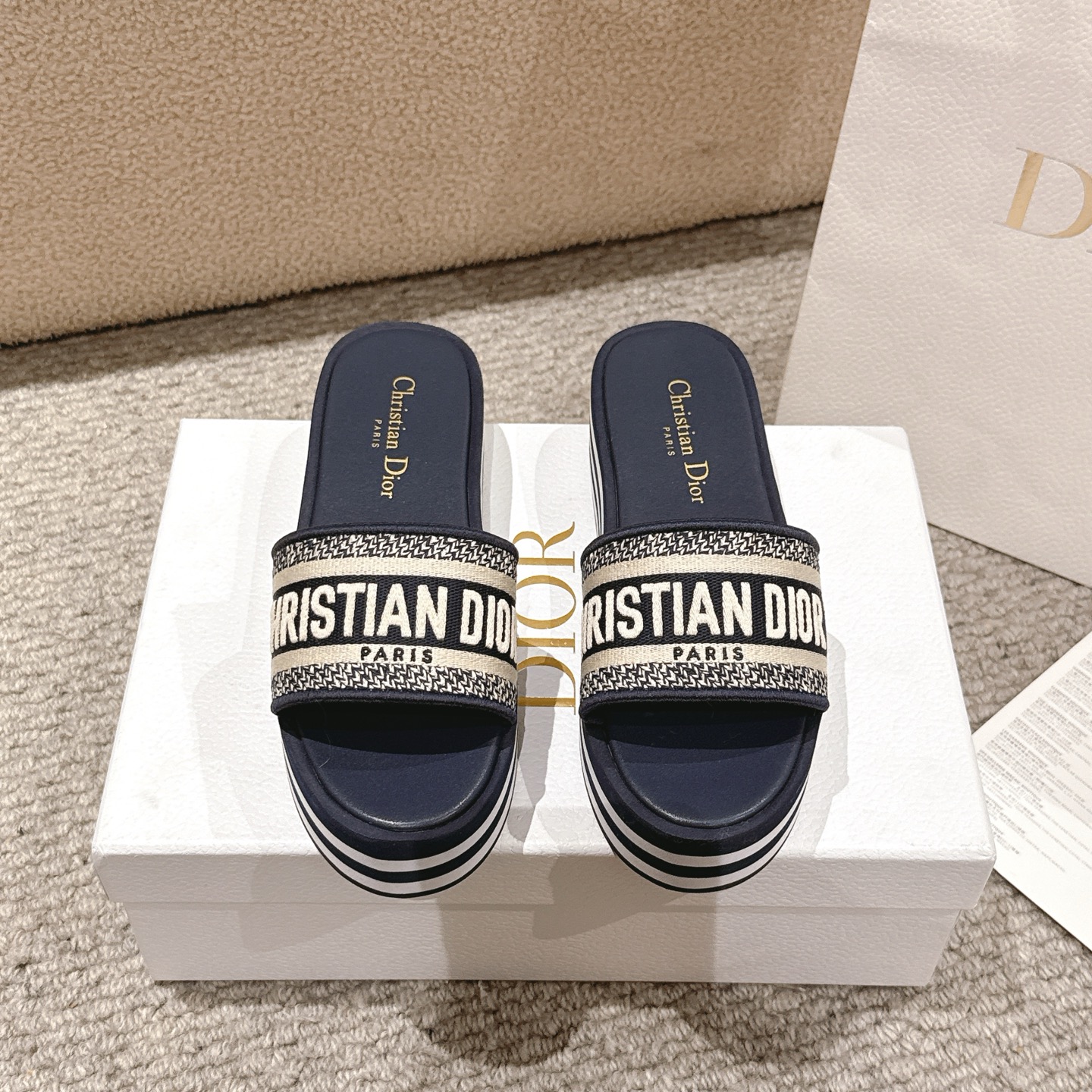 NO:388403,Purchase level!  Dway thick-soled sandals fashionable and casual. Classic cotton styles such as dark blue, embroidered with ChristianDior Paris logo, which is recognizable. Paired with light microporous thick sole, decorated with blue and white stripes, it can enhance the style of this season's various outfits. Fabric technical fabric, cotton and calfskin bottom TPU insole, microporous and rubber bottom thickness 4.5cm size 35-41 (40.41 custom-made, no return or replacement), slippers, dior, slippers, cowhide19860909代购级别！ Dway 厚底凉拖时尚休闲.深蓝色等经典色棉质款式,饰以 ChristianDior Paris 标志刺绣,富有辨识度.搭配轻盈的微孔材质厚底,饰以蓝色和白色条纹,可为本季的各式装扮提升格调. 面料技术面料、棉和小牛皮 底TPU 内底、微孔材质和橡胶厚底 底厚4.5cm 码数35-41（40.41定制不退不换）,拖鞋,dior,slippers,cowhide,Women's Shoes