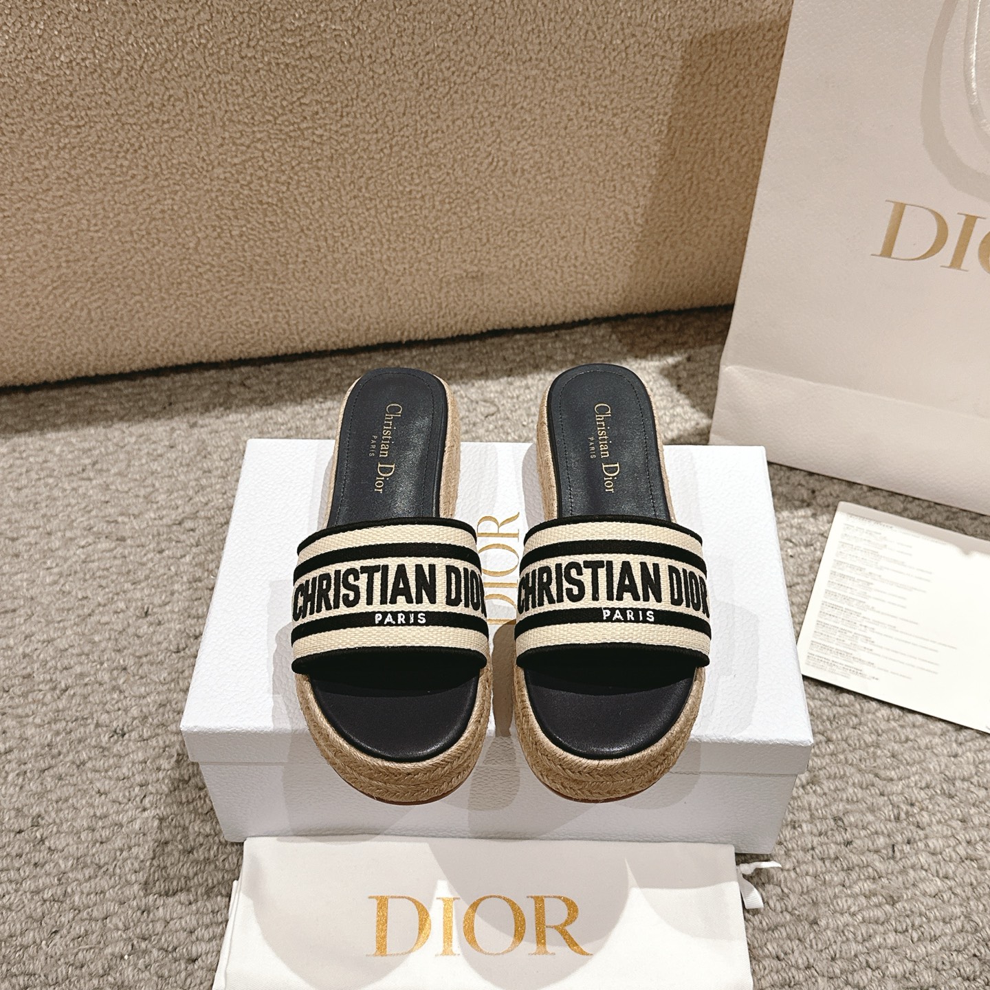NO:388409,Purchase level!  Dior Dway thick-soled water table has a modern and casual look. The natural Rafia and dark blue cotton upper is embroidered with the signature of Christian Dior Paris, giving a sense of impeccable touch. The rope soles of the shoes are handmade in traditional craftsmanship. Uppers: cotton and technical fabrics, lambskin lining Water table height 4.5cm Size 35-40 (34, 40, 41, 42, 43 custom-made non-return), slippers, dior, dior, slippers, sheepskin19860909代购级别！ 迪奥Dway厚底水台具有现代和休闲的外观. 天然拉菲亚和深蓝色棉质鞋面绣有Christian Dior Paris签名,给人一种无可挑剔的触感. 这双鞋的绳底是传统工艺手工制作的. 鞋面: 棉和技术面料,小羊皮衬里 水台高4.5cm 码数35-40（34,40,41,42,43定制不退换）,拖鞋,dior,dior,slippers,sheepskin,Women's Shoes