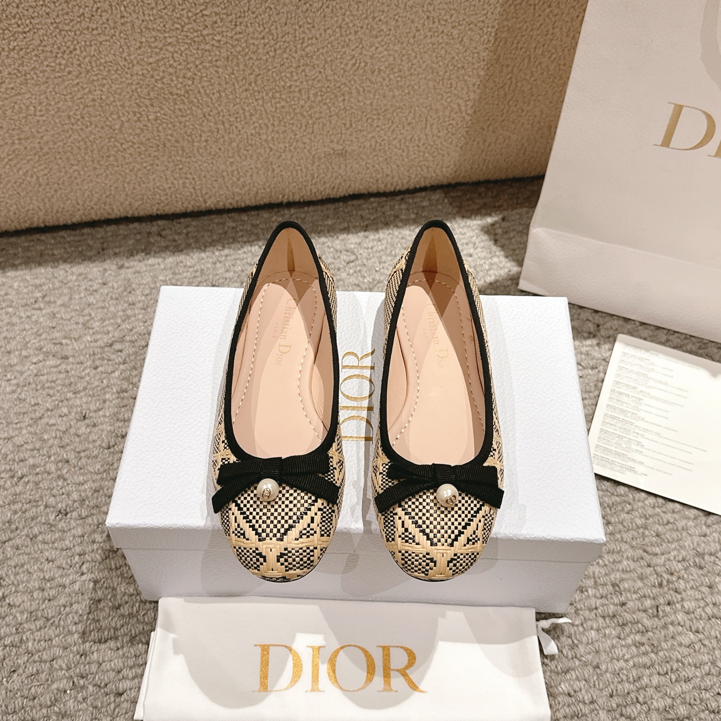 NO:404133,Purchase level!  Dior Ballet slingback pump is an exquisite work. It is decorated with natural and black Lafite Cannage pattern upper with exquisite rough-textured bows on the front, decorated with white CD resin pearls, inspired by the iconic Dior Tribales earrings. Body: cotton, tech fabric lining: sheepskin The front is decorated with grosgrain bows. CD resin beads and padded cowhide leather insole outsole Italian leather outsole Heel height 1.5CM, size 34-41 (34.40.41 custom-made, no return or replacement), ballet shoes, balenciaga, dior, earrings, cowhide, sheepskin, Leather soles19860909代购级别！ Dior Ballet slingback pump是一款精致的作品.采用天然和黑色拉菲亚Cannage图案鞋面正面装饰着精致的粗纹蝴蝶结,饰有白色CD树脂珍珠,灵感来自标志性的Dior Tribales耳环. 主体:棉,科技面料里料:羊皮革 正面饰以罗缎蝴蝶结装饰性 CD 树脂珠饰加垫牛皮革内底 大底意大利真皮大底 跟高1.5CM, 码数34-41（34.40.41定制不退不换）,芭蕾舞鞋,balenciaga,dior,earrings,cowhide,sheepskin,Leather soles,Women's Shoes