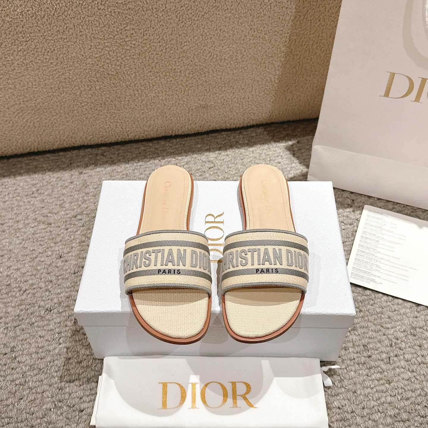 NO:388354,Purchase level!  Dior Dway sandals are an iconic and timeless design. The natural Lafite and dark blue cotton upper are embroidered with the signature of Christian Dior Paris, giving people an impeccable touch. Body: cotton, technology fabric lining: sheepskin, outsole Italian leather outsole Heel height 1.5CM, size 34-43 (34.41.42, 43 custom-made, no return or replacement), slippers, dior, dior, slippers, sheepskin, Leather soles19860909代购级别！ 迪奥Dway凉拖是标志性和永恒的设计.天然拉菲和深蓝色棉质鞋面绣有Christian Dior Paris的签名,给人一种无可挑剔的触感. 主体:棉,科技面料里料:羊皮革 大底意大利真皮大底 跟高1.5CM, 码数34-43（34.41.42,43定制不退不换）,拖鞋,dior,dior,slippers,sheepskin,Leather soles,Women's Shoes