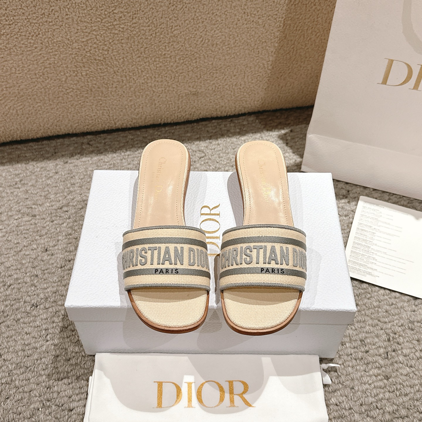 NO:388360,Purchase level!  Dior Dway sandals are an iconic and timeless design. The natural Lafite and dark blue cotton upper are embroidered with the signature of Christian Dior Paris, giving people an impeccable touch. Body: cotton, technology fabric lining: sheepskin, outsole Italian leather outsole Heel height 3.5CM, size 34-43 (34.41.42, 43 custom-made, no return or replacement), slippers, dior, dior, slippers, sheepskin, Leather soles19860909代购级别！ 迪奥Dway凉拖是标志性和永恒的设计.天然拉菲和深蓝色棉质鞋面绣有Christian Dior Paris的签名,给人一种无可挑剔的触感. 主体:棉,科技面料里料:羊皮革 大底意大利真皮大底 跟高3.5CM, 码数34-43（34.41.42,43定制不退不换）,拖鞋,dior,dior,slippers,sheepskin,Leather soles,Women's Shoes