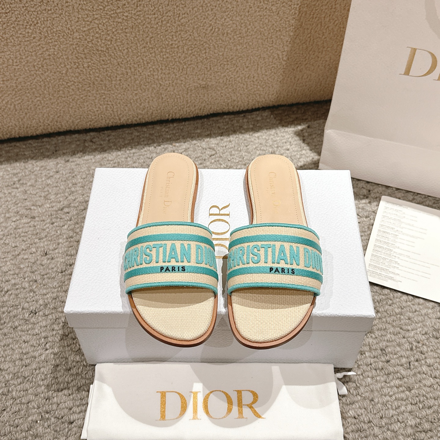 NO:388366,Purchase level!  Dior Dway sandals are an iconic and timeless design. The natural Lafite and dark blue cotton upper are embroidered with the signature of Christian Dior Paris, giving people an impeccable touch. Body: cotton, technology fabric lining: sheepskin, outsole Italian leather outsole Heel height 1.5CM, size 34-43 (34.41.42, 43 custom-made, no return or replacement), slippers, dior, dior, slippers, sheepskin, Leather soles19860909代购级别！ 迪奥Dway凉拖是标志性和永恒的设计.天然拉菲和深蓝色棉质鞋面绣有Christian Dior Paris的签名,给人一种无可挑剔的触感. 主体:棉,科技面料里料:羊皮革 大底意大利真皮大底 跟高1.5CM, 码数34-43（34.41.42,43定制不退不换）,拖鞋,dior,dior,slippers,sheepskin,Leather soles,Women's Shoes