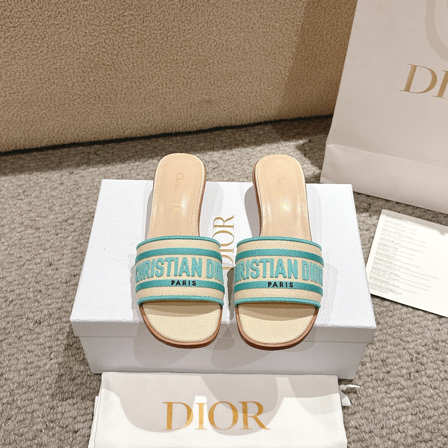 NO:388321,Purchase level!  Dior Dway sandals are an iconic and timeless design. The natural Lafite and dark blue cotton upper are embroidered with the signature of Christian Dior Paris, giving people an impeccable touch. Body: cotton, technology fabric lining: sheepskin, outsole Italian leather outsole Heel height 3.5CM, size 34-43 (34.41.42, 43 custom-made, no return or replacement), slippers, dior, dior, slippers, sheepskin, Leather soles19860909代购级别！ 迪奥Dway凉拖是标志性和永恒的设计.天然拉菲和深蓝色棉质鞋面绣有Christian Dior Paris的签名,给人一种无可挑剔的触感. 主体:棉,科技面料里料:羊皮革 大底意大利真皮大底 跟高3.5CM, 码数34-43（34.41.42,43定制不退不换）,拖鞋,dior,dior,slippers,sheepskin,Leather soles,Women's Shoes