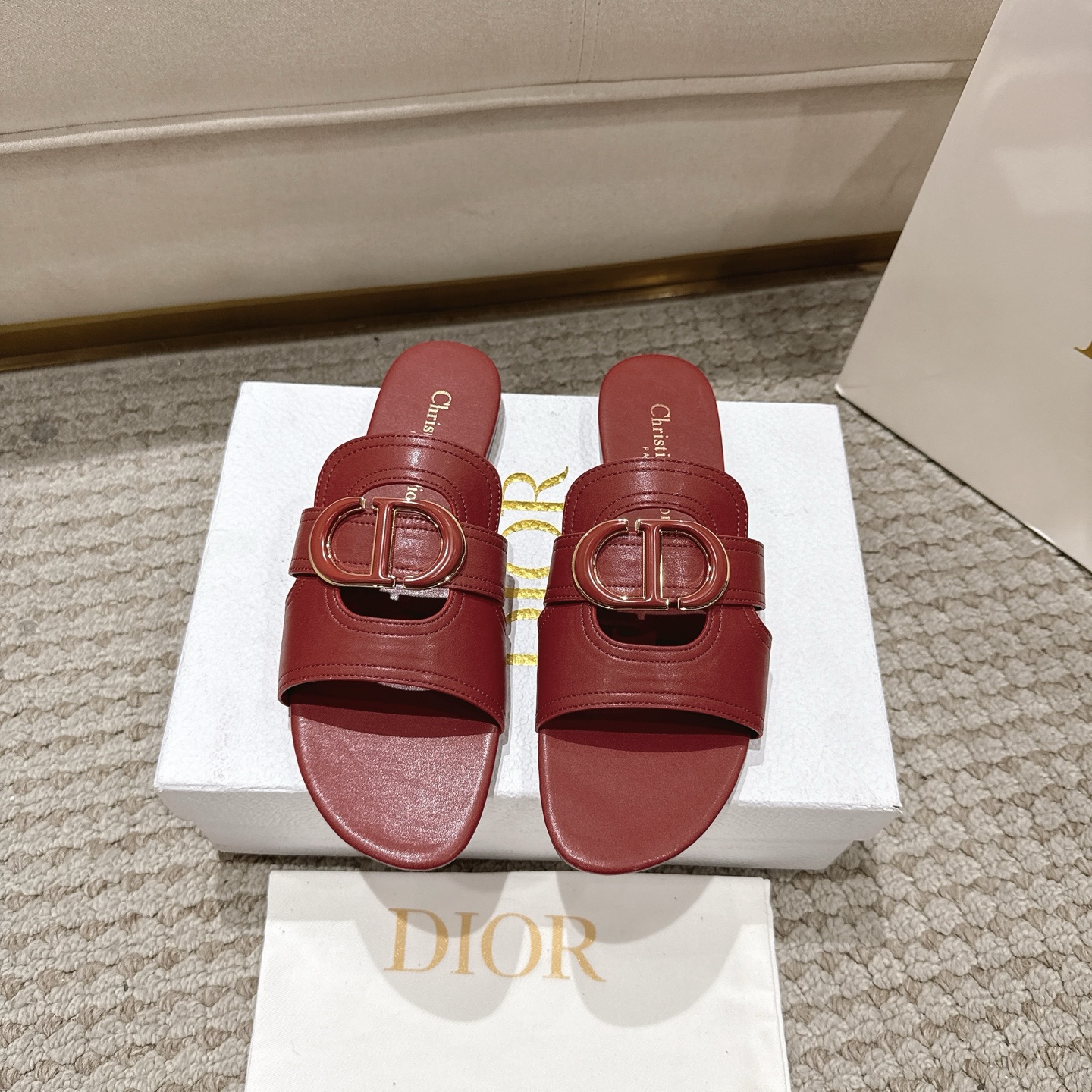 NO:706572,Purchasing agent level!  {New color} Classic Dior metal CD letter hollow flat sandals, the top version on the market. Materials: imported calfskin upper + water-dyed sheepskin lining + Italian leather outsole + original molded pure copper hardware buckle. The effect on the feet is particularly beautiful!  Reproduction of the original version!  Upper: imported calfskin upper + water-dyed sheepskin lining, Italian grade A leather outsole!  Heel height 1.5cm, size 34-43 (34, 40, 41, 42, 43 customized, non-refundable), slippers, dior, sandals, slippers, cowhide, sheepskin, Leather soles19860909代购级别！ ｛新配色｝经典迪奥金属CD字母镂空平底凉鞋,市面顶级版本材质:鞋面进口进口小牛皮+水染羊皮内里+意大利真皮大底+原版开模纯铜五金扣 上脚效果特别美！原版复刻制作！ 鞋面: 鞋面进口进口小牛皮+水染羊皮内里 意大利A级真皮大底！ 跟高1.5cm 码数34-43（34,40,41,42,43定制不退换）,拖鞋,dior,sandals,slippers,cowhide,sheepskin,Leather soles,Women's Shoes