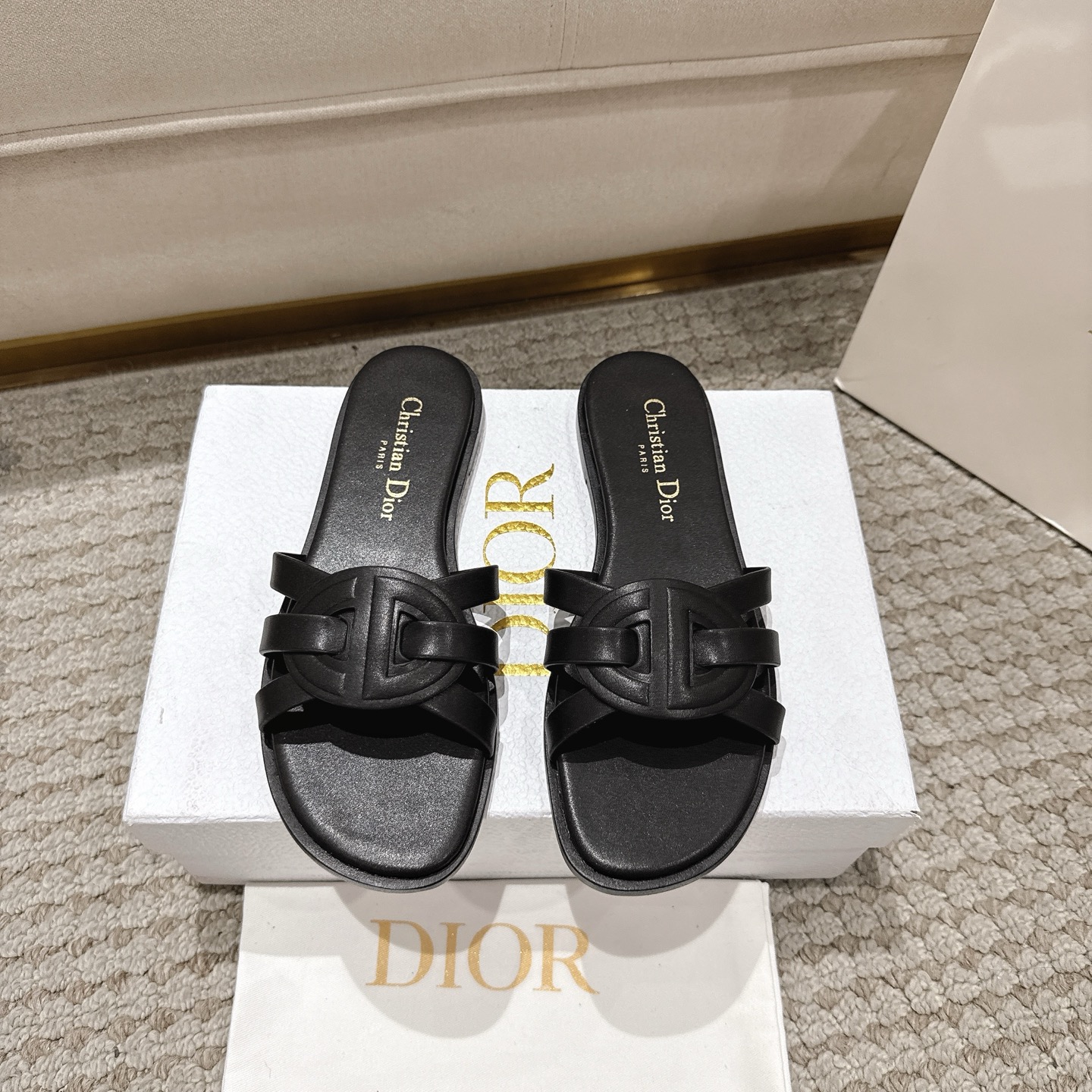 NO:670303,Purchasing agent level!  DIOR CHRONO Dior 25ss high version new sandals. Simple and super versatile. Perfect and luxurious on the feet, they can be matched with any spring and summer clothes. The feet feel even more comfortable!  The material is a perfect replica of the original version. The original air-pressured logo cowhide upper. The cowhide lining. The original flat-heeled leather outsole!  Upper: calfskin, lambskin lining, size 35-43 (34, 40, 41, 42, 43 customized, non-returnable), slippers, dior, dior, sandals, slippers, cowhide, sheepskin, Leather soles19860909代购级别！ DIOR CHRONO迪奥 25ss高版本新款凉鞋. 简约超级百搭. 上脚完美奢华可任意搭配春夏服饰. 脚感更是舒适！材质原版完美复刻.原版空压Logo牛皮鞋面.牛皮内里.原版平跟真皮大底！ 鞋面: 小牛皮,小羊皮衬里 码数35-43（34,40,41,42,43定制不退换）,拖鞋,dior,dior,sandals,slippers,cowhide,sheepskin,Leather soles,Women's Shoes
