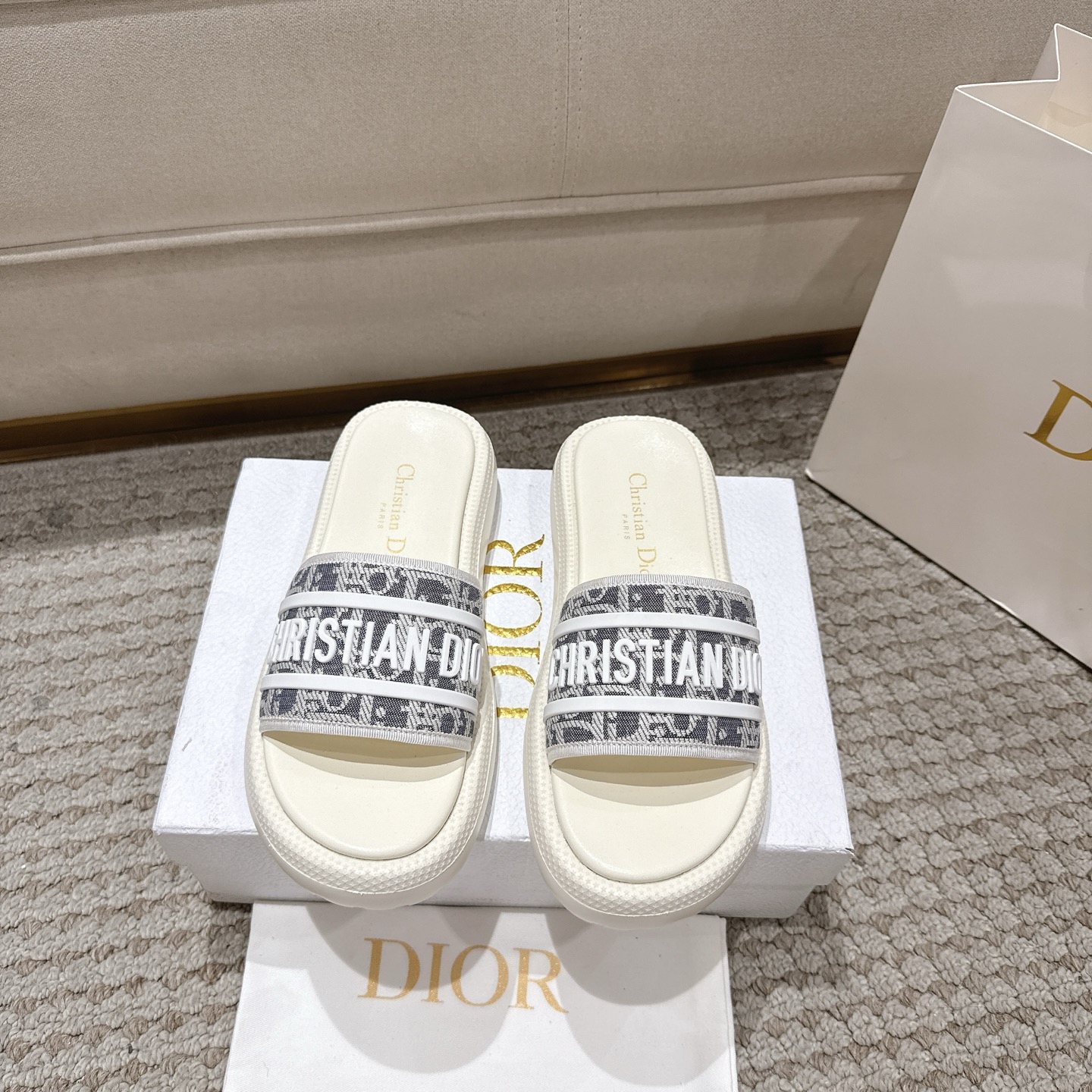 NO:706578,Purchasing agent level!  Dioriviera has a modern and casual appearance. It is completed with a thick and ultra-light EVA mid-large sole. It is mainly composed of cotton and technical fabrics. Technical fabrics and calfskin lining. The upper has rubber Christian Dior Paris signature. Size 35-40 (40, 41 customization is not returnable), slippers, dior, dior, slippers, cowhide19860909代购级别！ Dioriviera 具有现代和休闲的外观.采用厚的超轻型的EVA中大鞋底完成,主要成分棉和技术面料·技术面料和小牛皮衬里·鞋面带有橡胶Christian迪奥巴黎签名. 码数35-40（40,41定制不退换）,拖鞋,dior,dior,slippers,cowhide,Women's Shoes