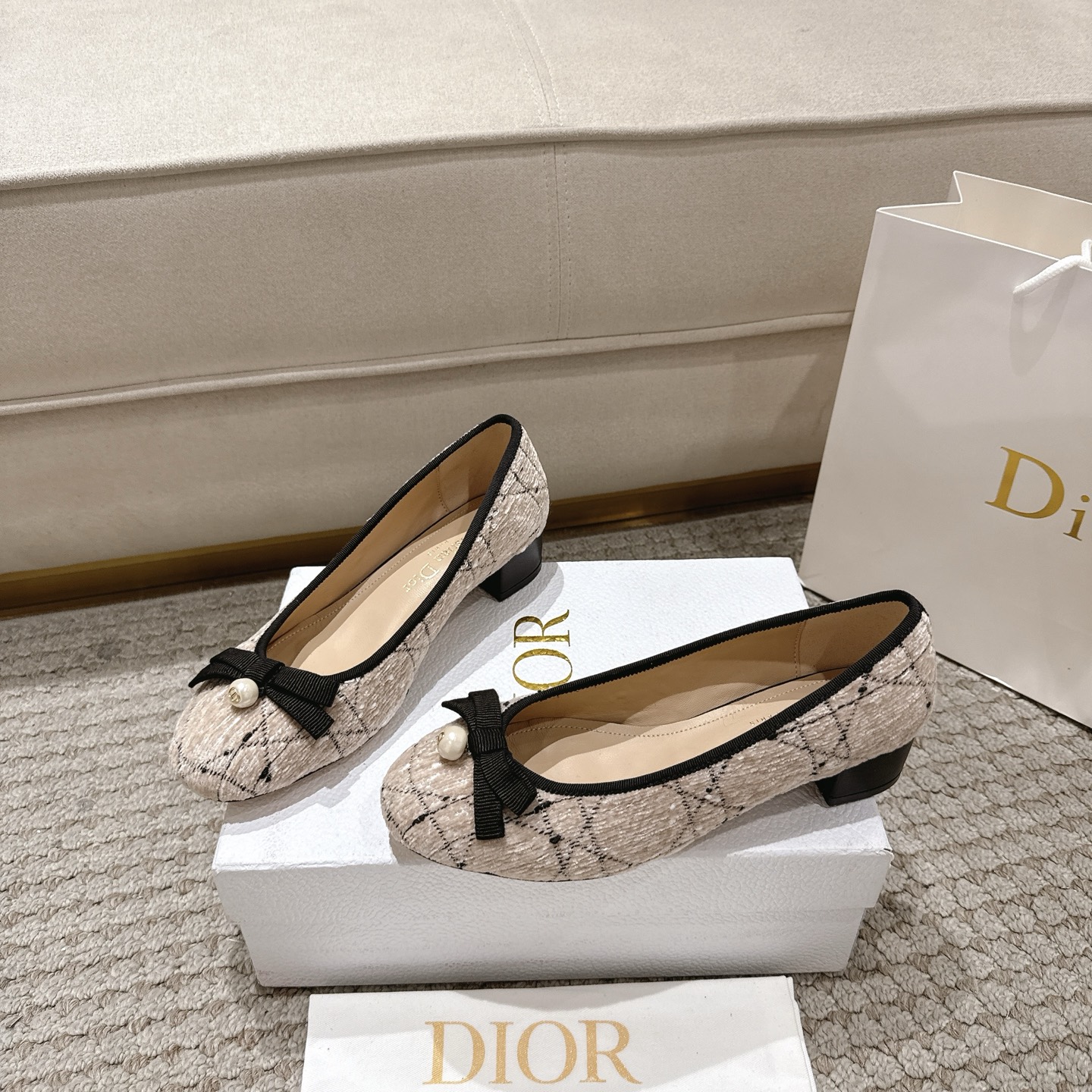 “Dior Ballet Shoes: Classic Style with High Aesthetics in Cow Leather, Comfortable Sole, and Italian Craftsmanship” - 图片 1
