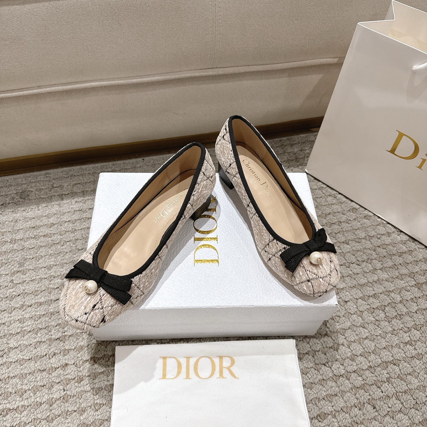 “Dior Ballet Shoes: Classic Style with High Aesthetics in Cow Leather, Comfortable Sole, and Italian Craftsmanship” - 图片 5