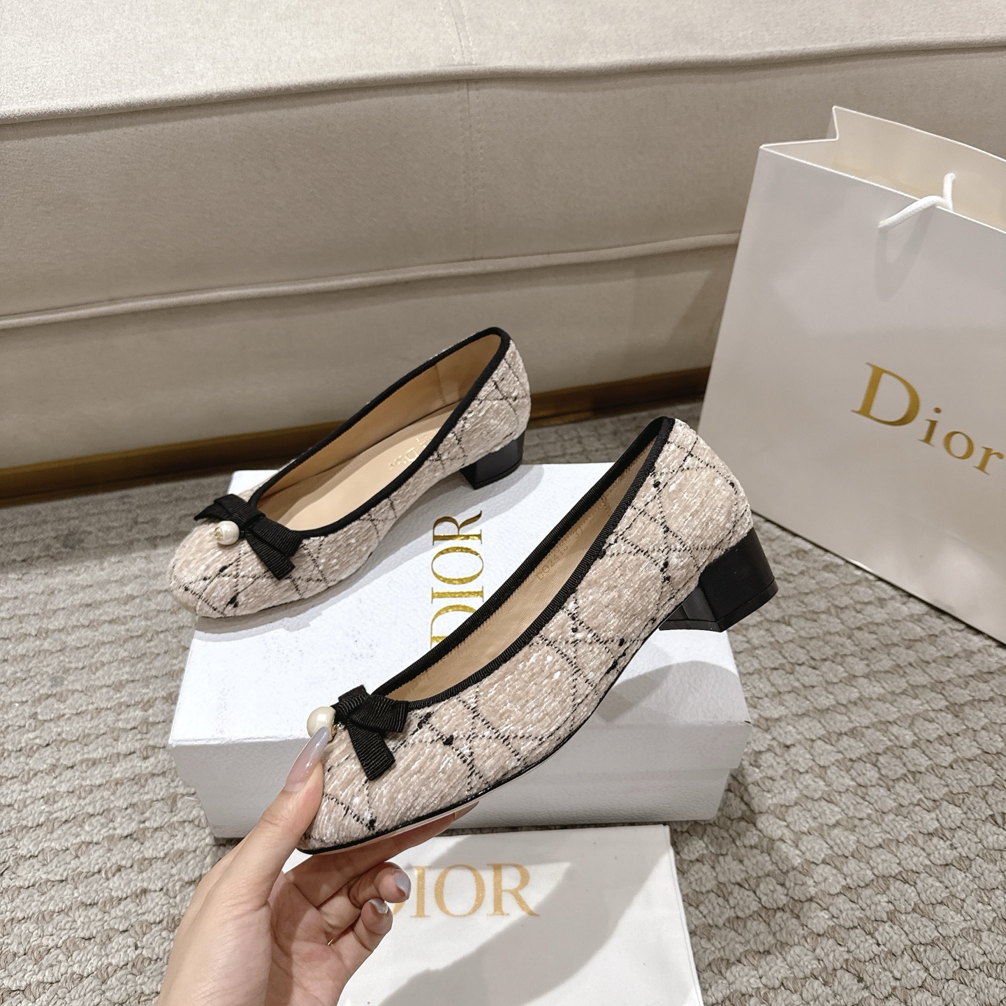 “Dior Ballet Shoes: Classic Style with High Aesthetics in Cow Leather, Comfortable Sole, and Italian Craftsmanship” - 图片 4