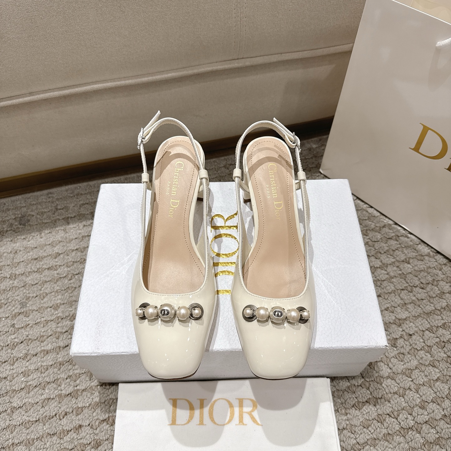 NO:747253,Purchasing agent level!  New for summer, Dior's new slingback shoes revisit designs from Dior's Roger Vivier archive. White patent calfskin upper displays white resin pearls on the front, including CD-signed pearls. Equipped with an adjustable buckle slingback, block heel and square toe, this pair will give any look a sophisticated touch for the season. Body cow leather Lined sheepskin Outsole Italian grade A leather outsole Heel height 5.5cm  Size 34-43 (34, 40, 41, 42, 43 customization is not returnable), sandals, dior, sandals, cowhide, sheepskin, Leather soles19860909代购级别！ 迪奥夏季新品,迪奥巴黎展新款露跟单鞋重温了来自迪奥罗杰·维维亚档案的设计.白色专利小牛皮鞋面在正面展示白色树脂珍珠,包括带有CD签名的珍珠.配有可调节带扣的露跟,块跟和方头,这双鞋会给任何一种精致的触感季节的外观. 主体牛皮革 内里羊皮革 大底意大利A级真皮大底 跟高5.5cm 码数34-43（34,40,41,42,43定制不退换）,凉鞋,dior,sandals,cowhide,sheepskin,Leather soles,Women's Shoes