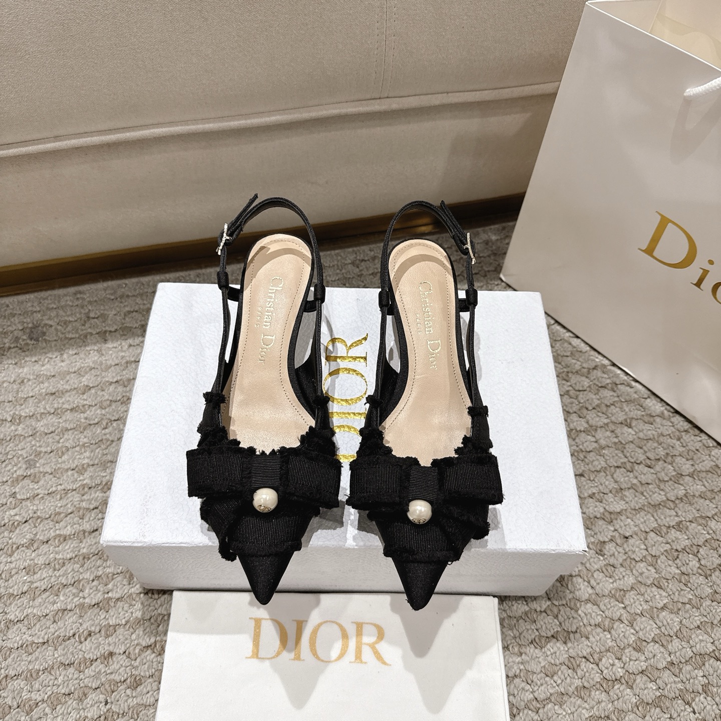 “Diorable Heels with Deconstructed Butterfly Knots and White CD Resin Pearls” - 图片 2