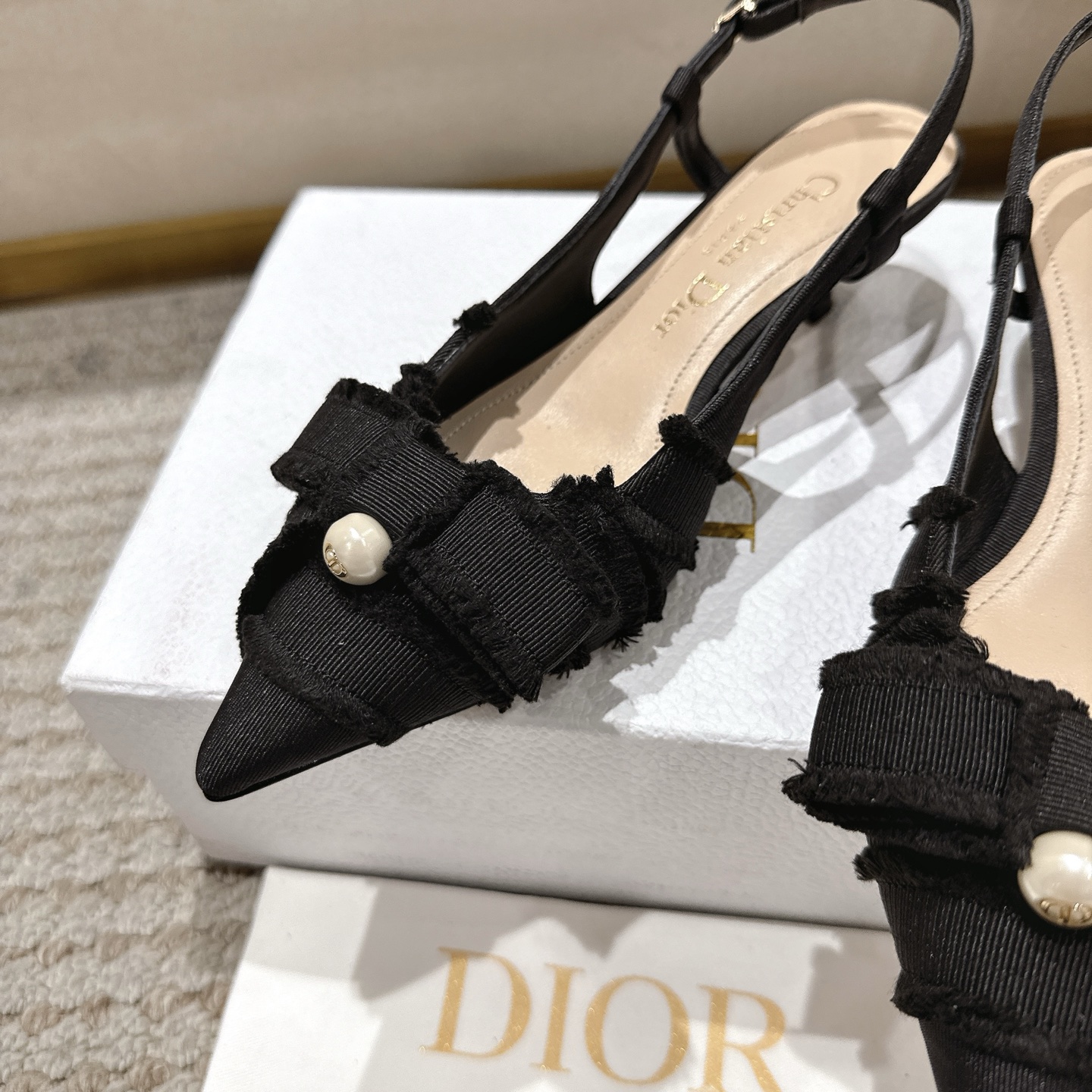 “Diorable Heels with Deconstructed Butterfly Knots and White CD Resin Pearls” - 图片 7