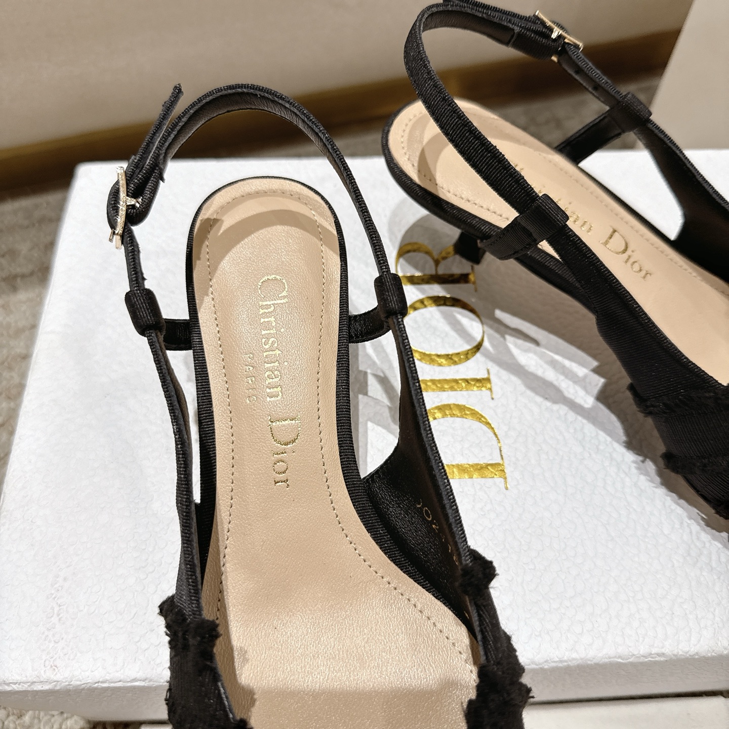 “Diorable Heels with Deconstructed Butterfly Knots and White CD Resin Pearls” - 图片 8