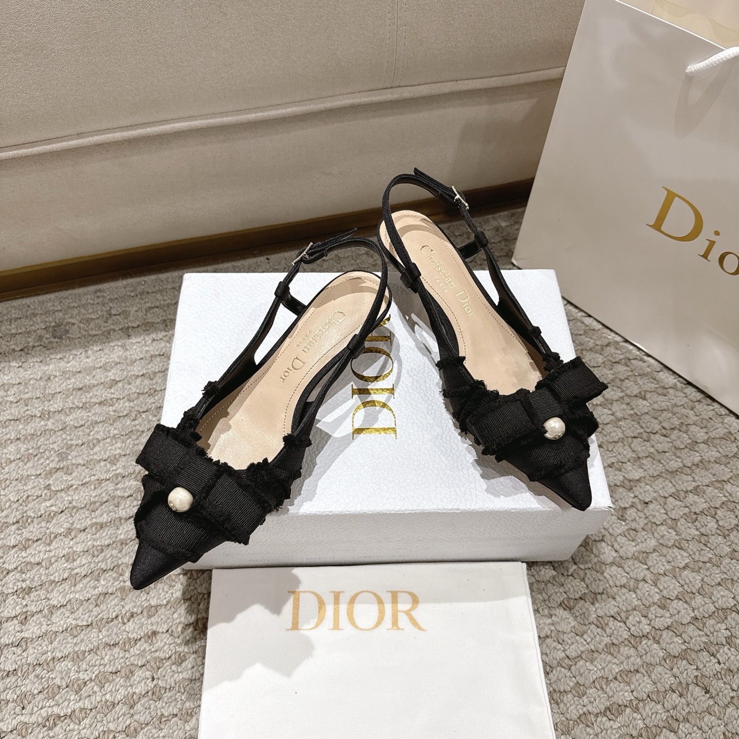“Diorable Heels with Deconstructed Butterfly Knots and White CD Resin Pearls” - 图片 6