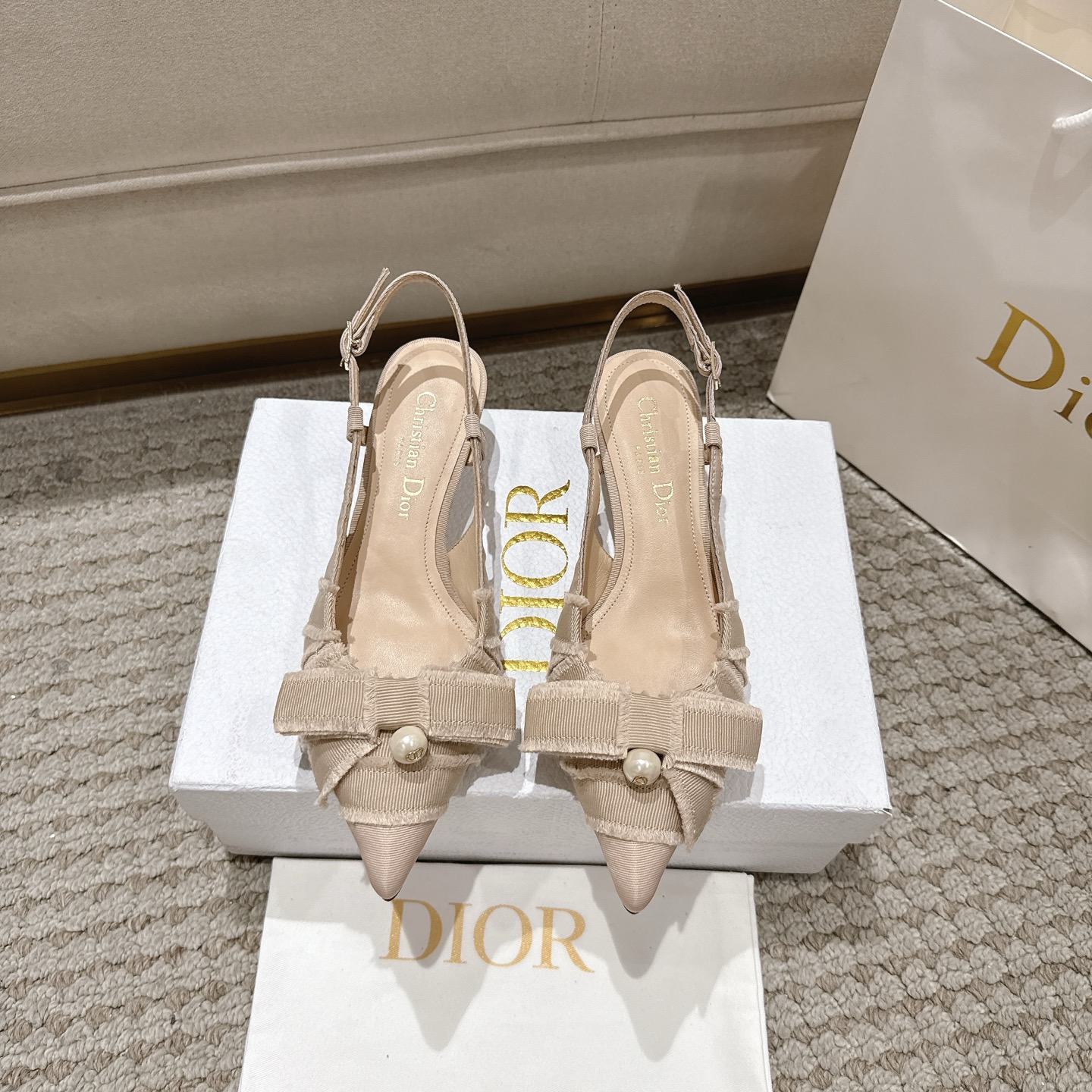 “Diorable Heels: Modern and Elegant Shoes with Deconstructed Butterfly Knots and CD Resin Pearls” - 图片 5