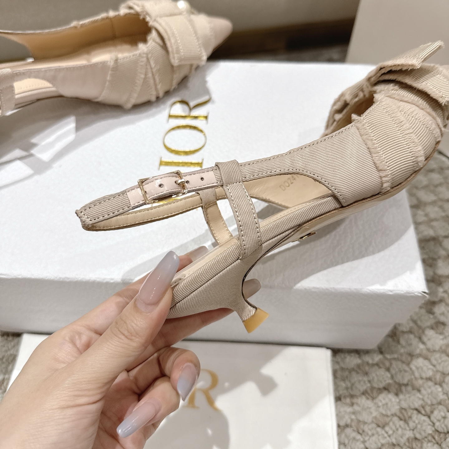 “Diorable Heels: Modern and Elegant Shoes with Deconstructed Butterfly Knots and CD Resin Pearls” - 图片 8