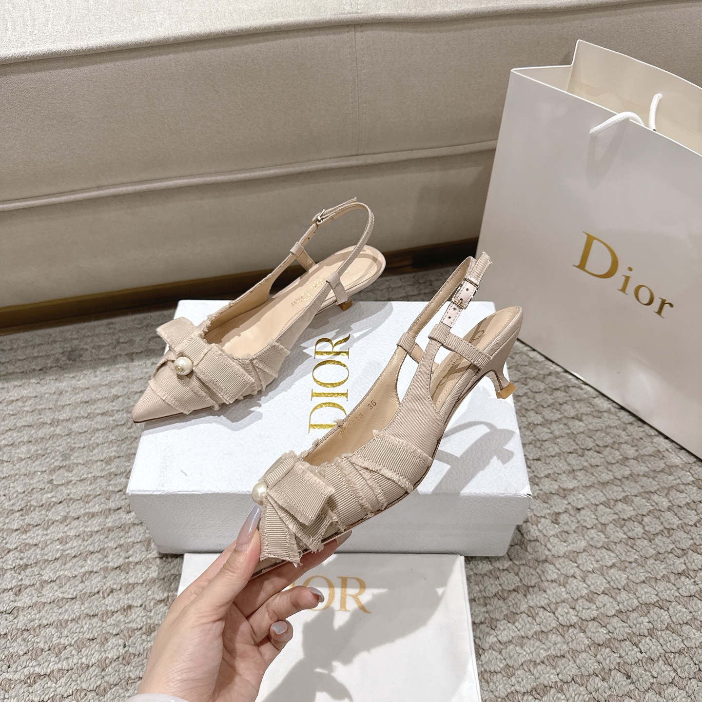 “Diorable Heels: Modern and Elegant Shoes with Deconstructed Butterfly Knots and CD Resin Pearls” - 图片 3